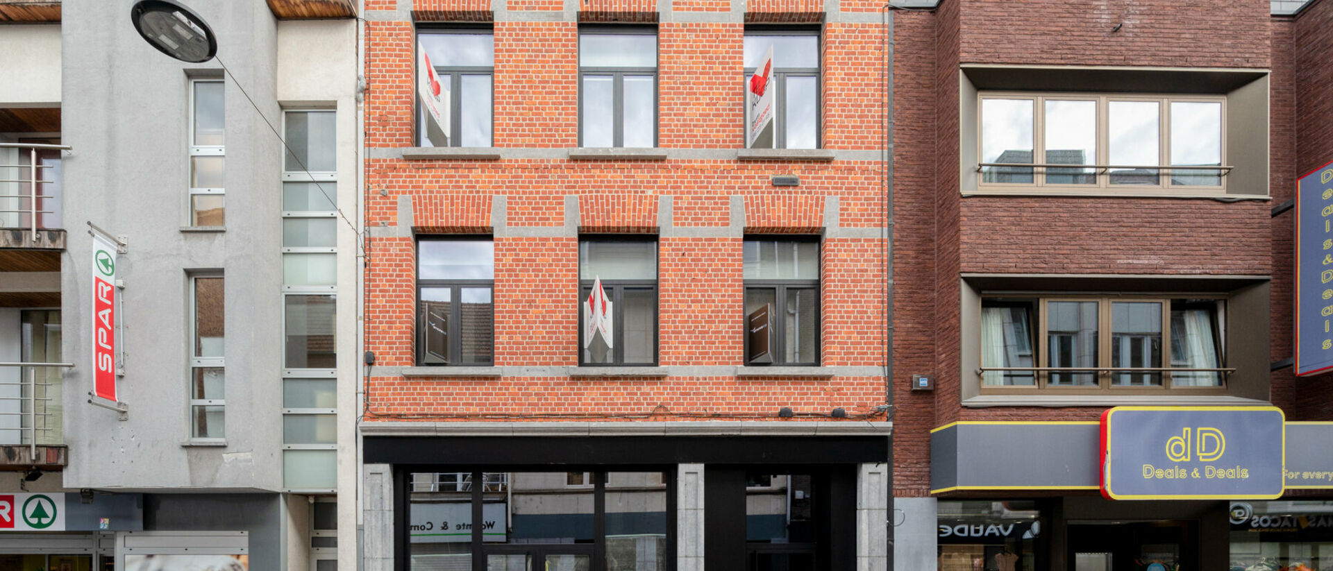 This renovated building (almost new construction) includes a trade, a one-bedroom flat with outdoor space and 10 student rooms own sanitary facilities renovated to state-of-the-art standards. Behind the authentic façade, this project was completely gutte