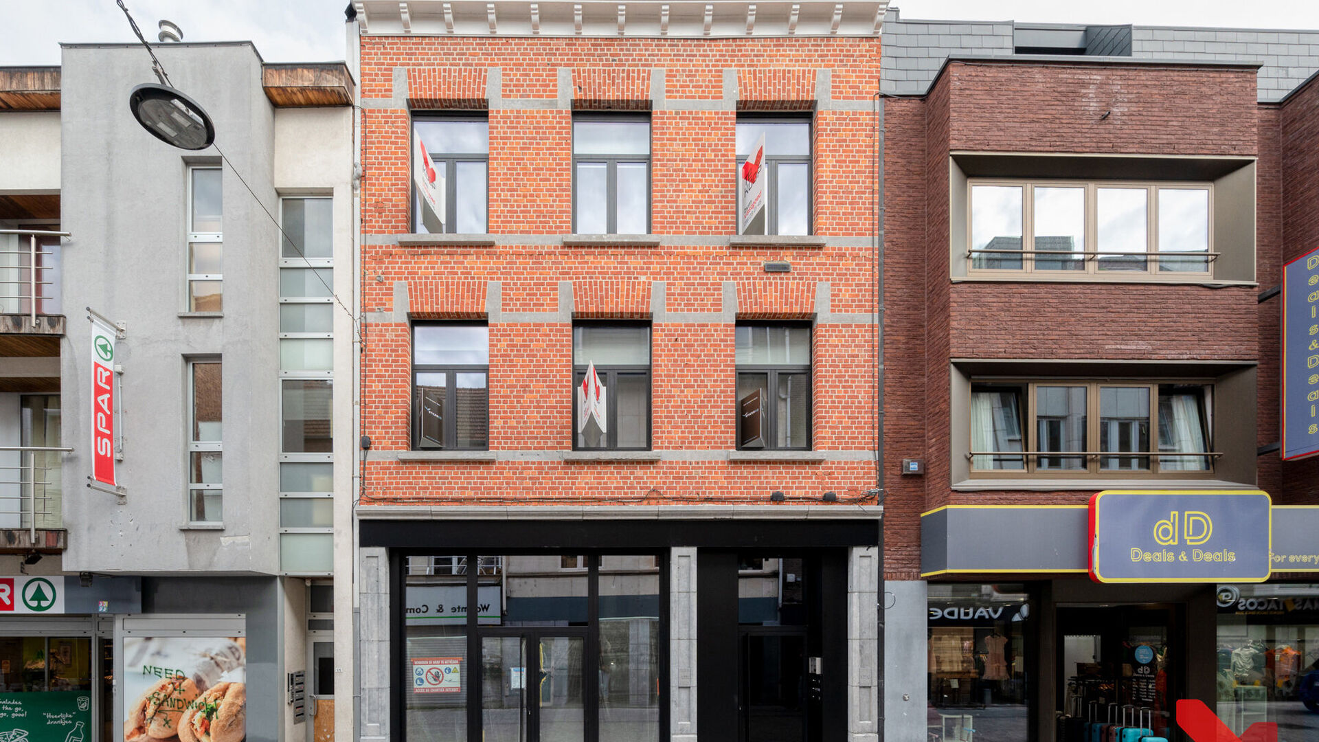 Dit gerenoveerd gebouw (bijna nieuwbouw) omvat een handel, een één-slaapkamerflat met buitenruimte en 10 studentenkamers eigen sanitair die volgens de modernste normen worden gerenoveerd. Achter de authentieke voorgevel werd dit project volledig gestrip