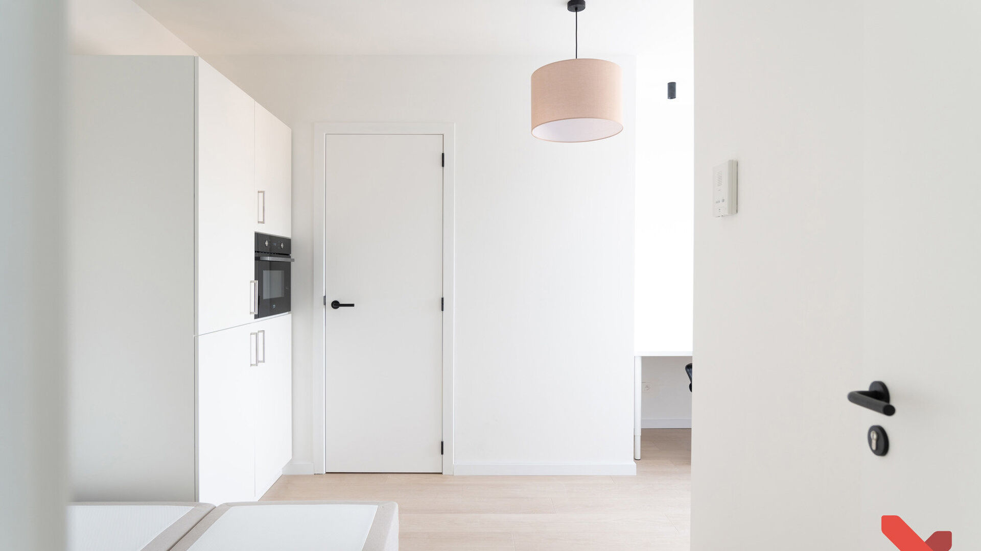 Dit gerenoveerd gebouw (bijna nieuwbouw) omvat een handel, een één-slaapkamerflat met buitenruimte en 10 studentenkamers eigen sanitair die volgens de modernste normen worden gerenoveerd. Achter de authentieke voorgevel werd dit project volledig gestrip