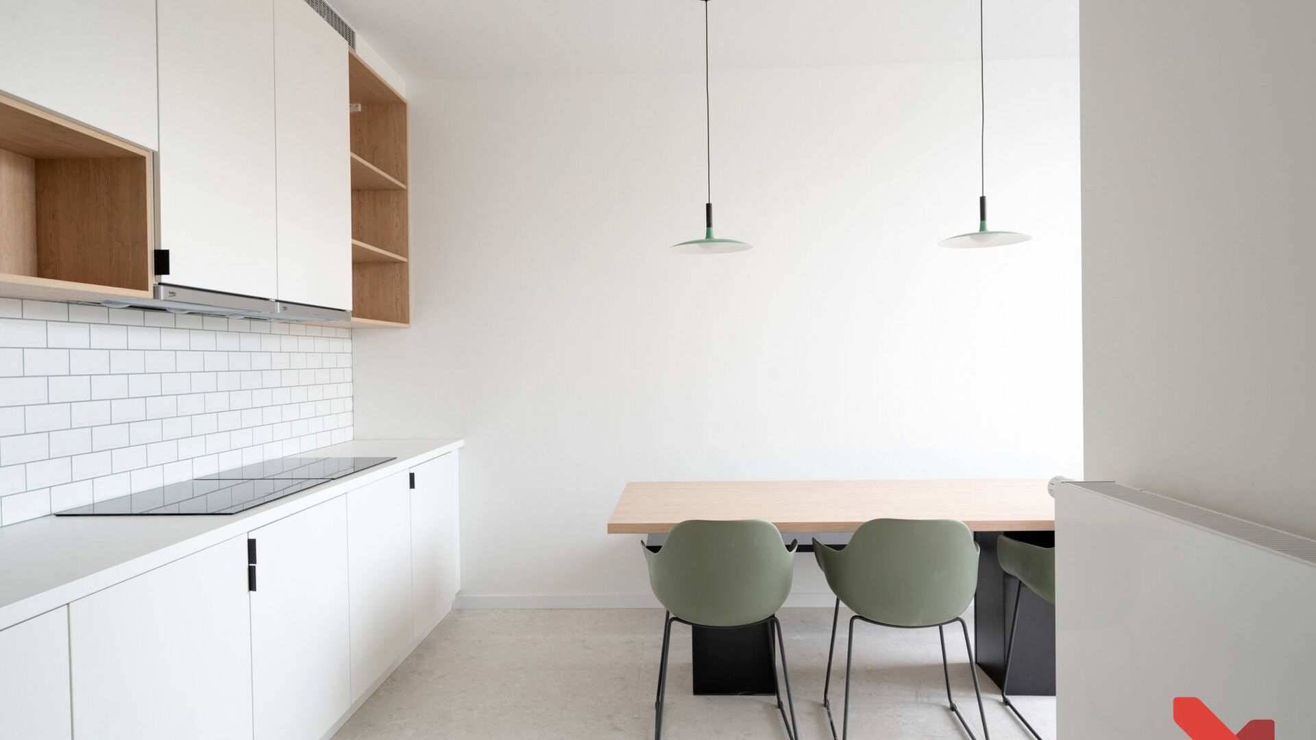 Dit gerenoveerd gebouw (bijna nieuwbouw) omvat een handel, een één-slaapkamerflat met buitenruimte en 10 studentenkamers eigen sanitair die volgens de modernste normen worden gerenoveerd. Achter de authentieke voorgevel werd dit project volledig gestrip