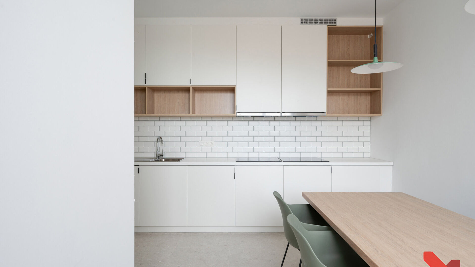 Dit gerenoveerd gebouw (bijna nieuwbouw) omvat een handel, een één-slaapkamerflat met buitenruimte en 10 studentenkamers eigen sanitair die volgens de modernste normen worden gerenoveerd. Achter de authentieke voorgevel werd dit project volledig gestrip