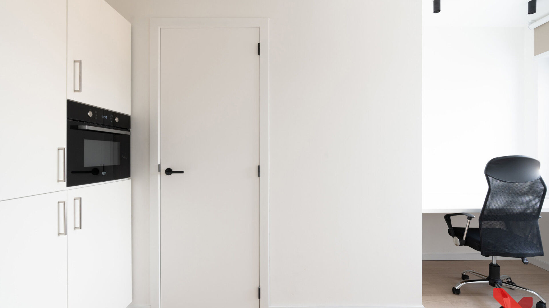 Dit gerenoveerd gebouw (bijna nieuwbouw) omvat een handel, een één-slaapkamerflat met buitenruimte en 10 studentenkamers eigen sanitair die volgens de modernste normen worden gerenoveerd. Achter de authentieke voorgevel werd dit project volledig gestrip