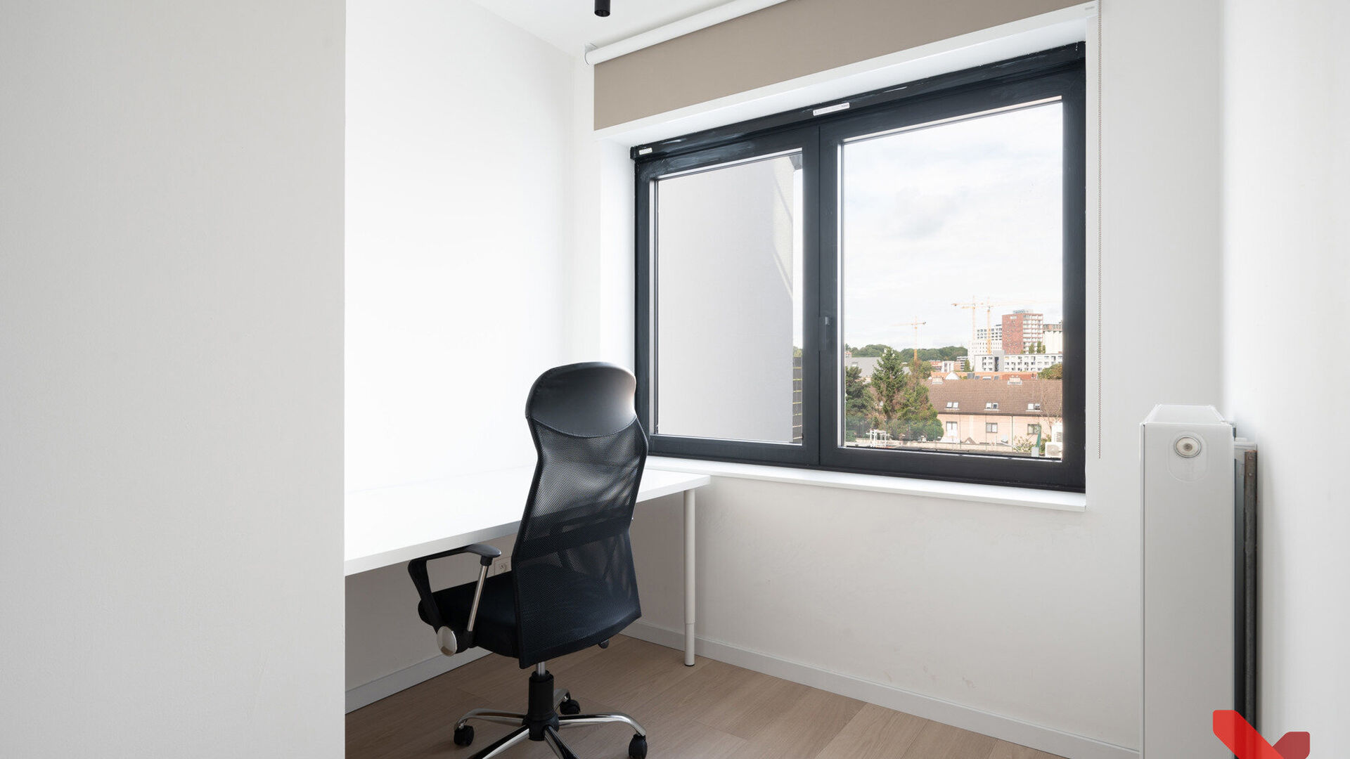 Dit gerenoveerd gebouw (bijna nieuwbouw) omvat een handel, een één-slaapkamerflat met buitenruimte en 10 studentenkamers eigen sanitair die volgens de modernste normen worden gerenoveerd. Achter de authentieke voorgevel werd dit project volledig gestrip