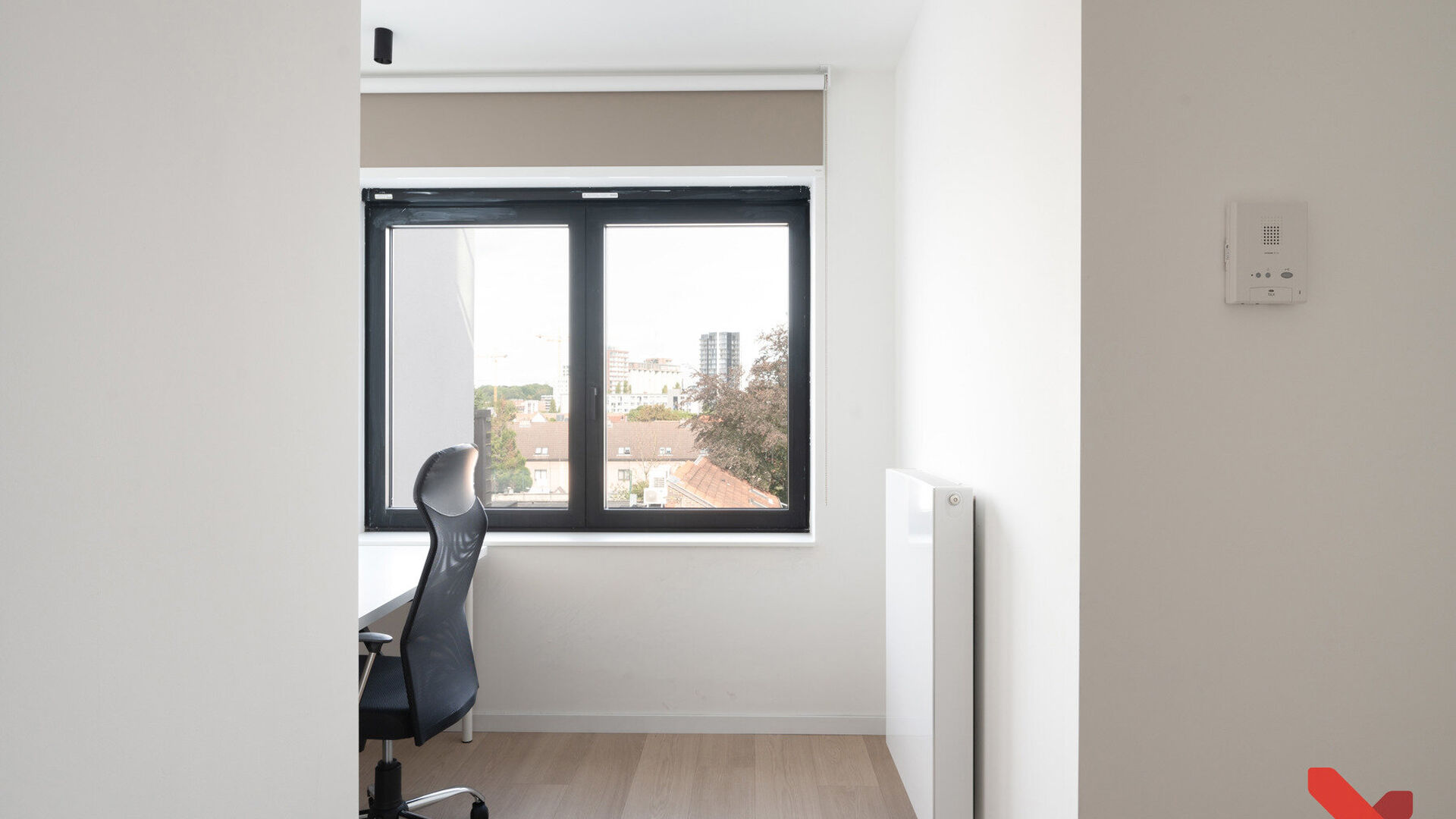 Dit gerenoveerd gebouw (bijna nieuwbouw) omvat een handel, een één-slaapkamerflat met buitenruimte en 10 studentenkamers eigen sanitair die volgens de modernste normen worden gerenoveerd. Achter de authentieke voorgevel werd dit project volledig gestrip