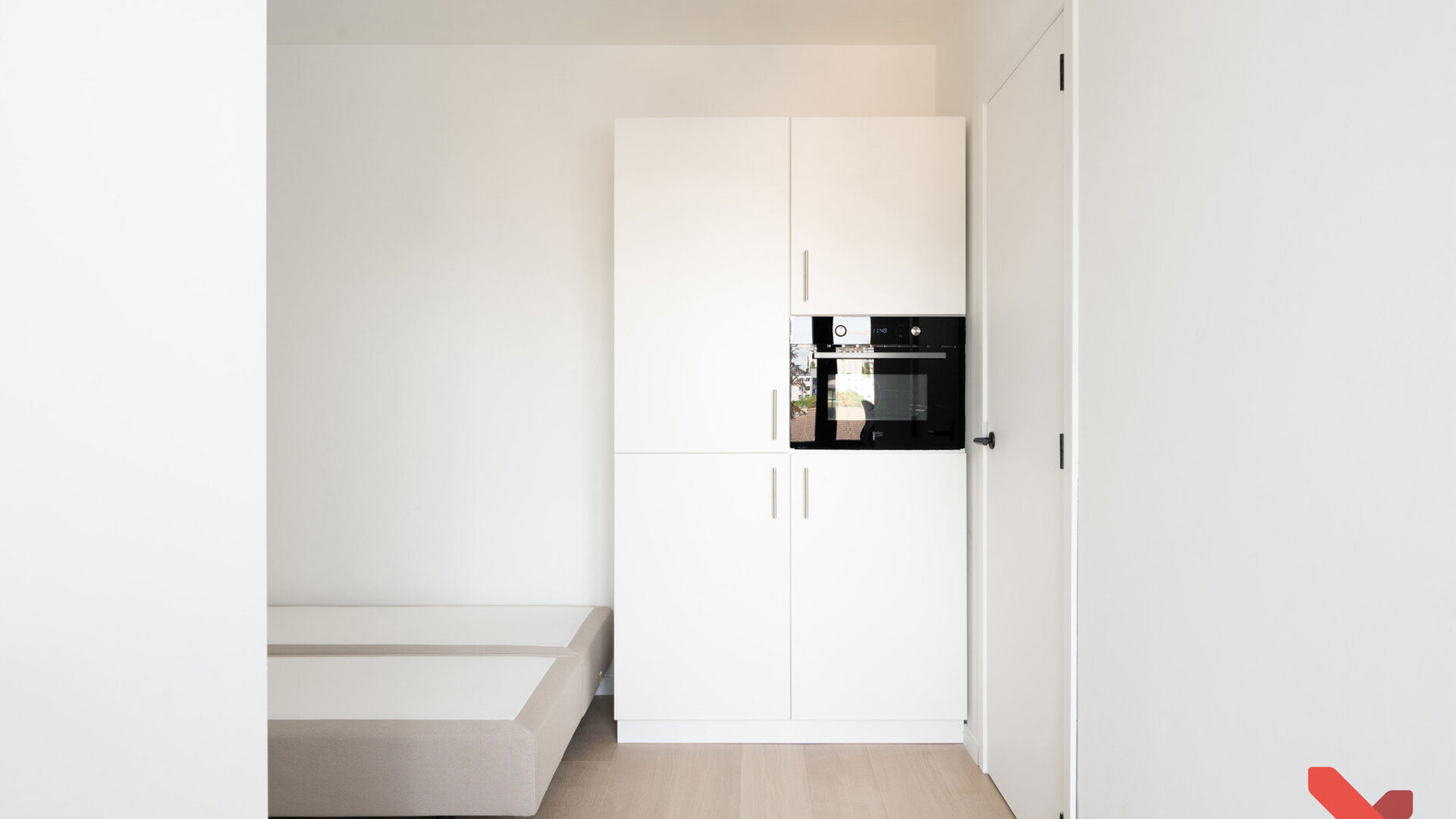 Dit gerenoveerd gebouw (bijna nieuwbouw) omvat een handel, een één-slaapkamerflat met buitenruimte en 10 studentenkamers eigen sanitair die volgens de modernste normen worden gerenoveerd. Achter de authentieke voorgevel werd dit project volledig gestrip