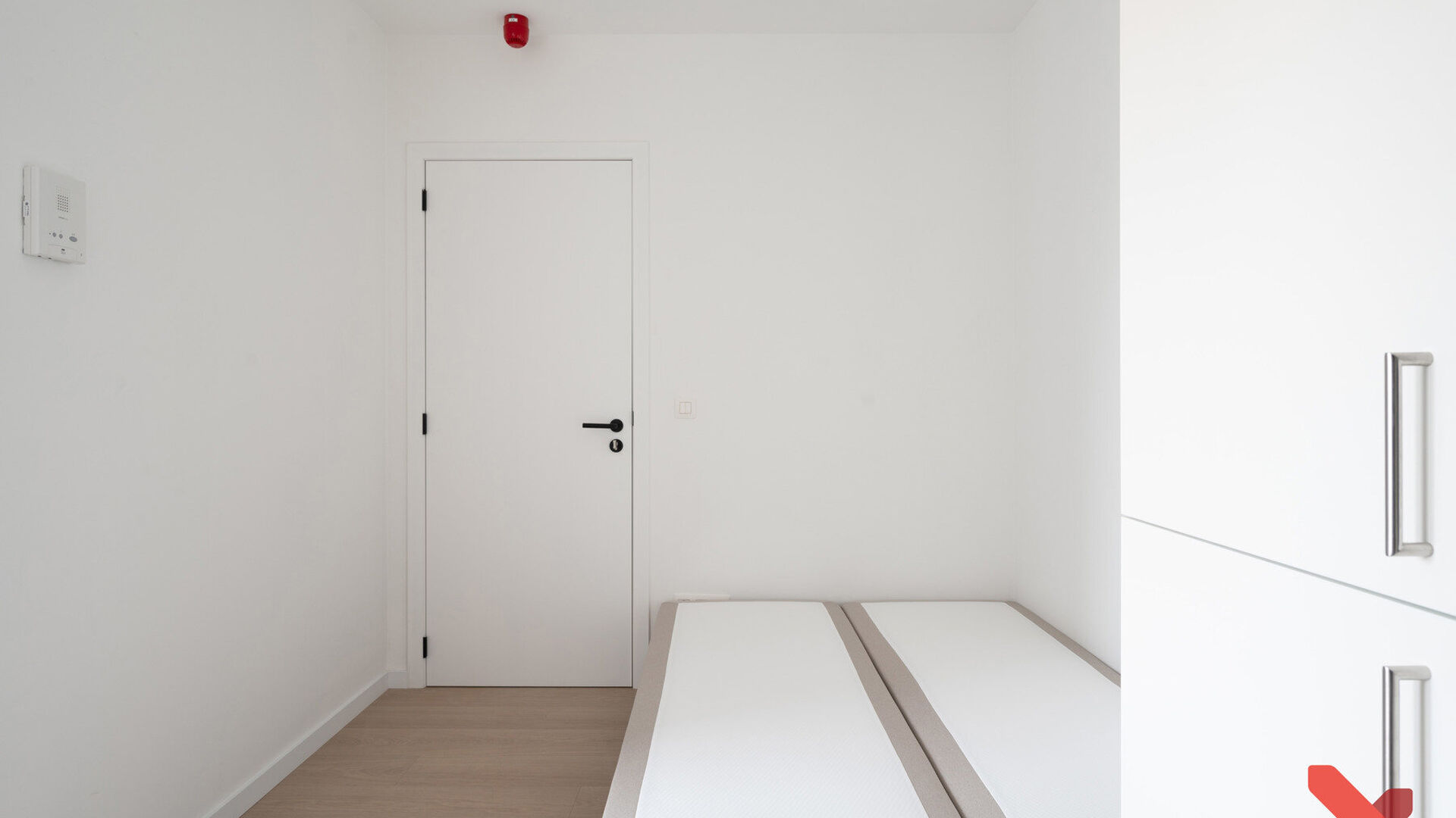 Dit gerenoveerd gebouw (bijna nieuwbouw) omvat een handel, een één-slaapkamerflat met buitenruimte en 10 studentenkamers eigen sanitair die volgens de modernste normen worden gerenoveerd. Achter de authentieke voorgevel werd dit project volledig gestrip