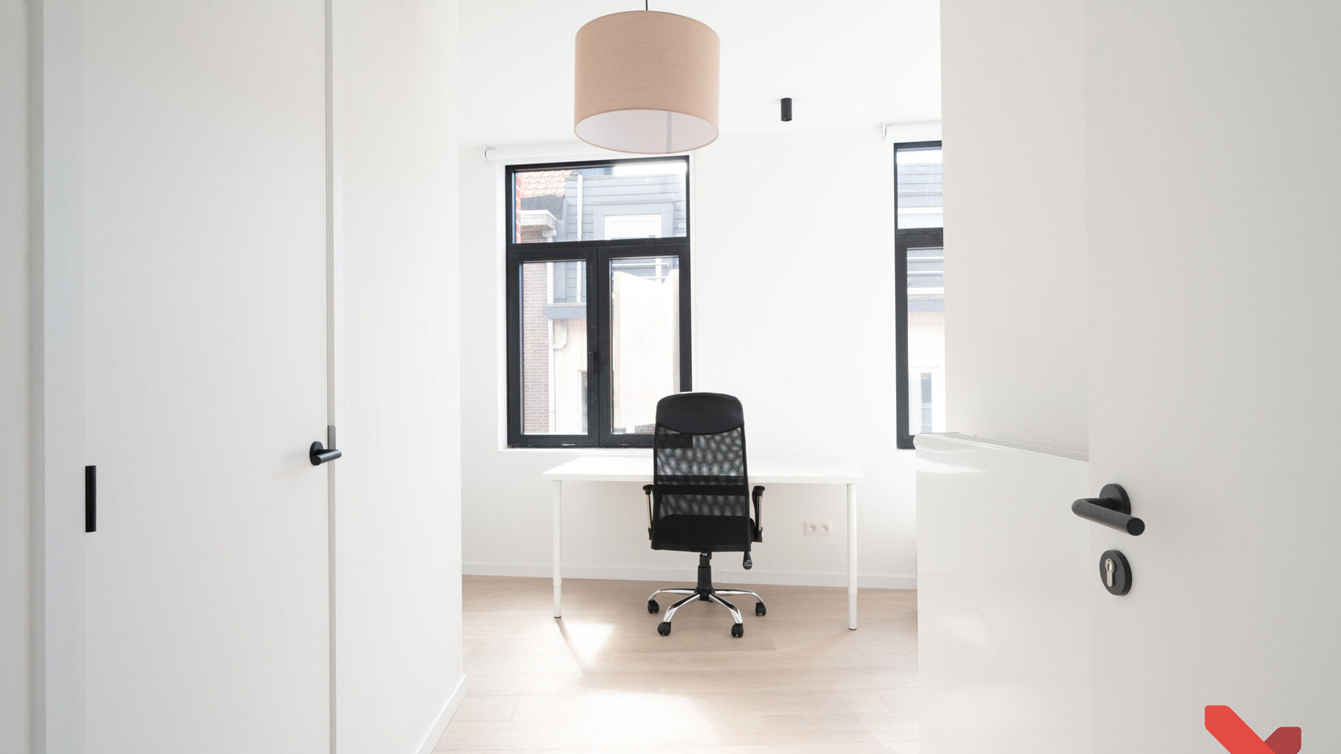 Dit gerenoveerd gebouw (bijna nieuwbouw) omvat een handel, een één-slaapkamerflat met buitenruimte en 10 studentenkamers eigen sanitair die volgens de modernste normen worden gerenoveerd. Achter de authentieke voorgevel werd dit project volledig gestrip