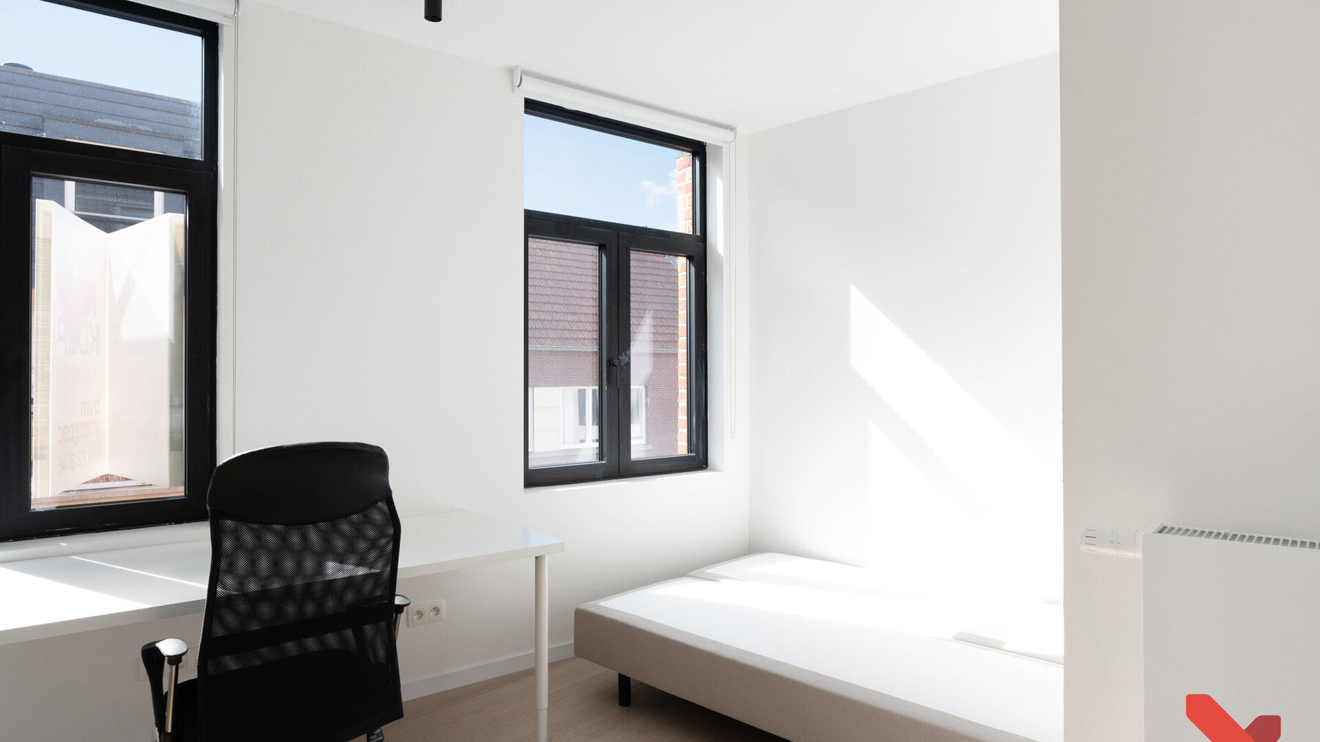 Dit gerenoveerd gebouw (bijna nieuwbouw) omvat een handel, een één-slaapkamerflat met buitenruimte en 10 studentenkamers eigen sanitair die volgens de modernste normen worden gerenoveerd. Achter de authentieke voorgevel werd dit project volledig gestrip