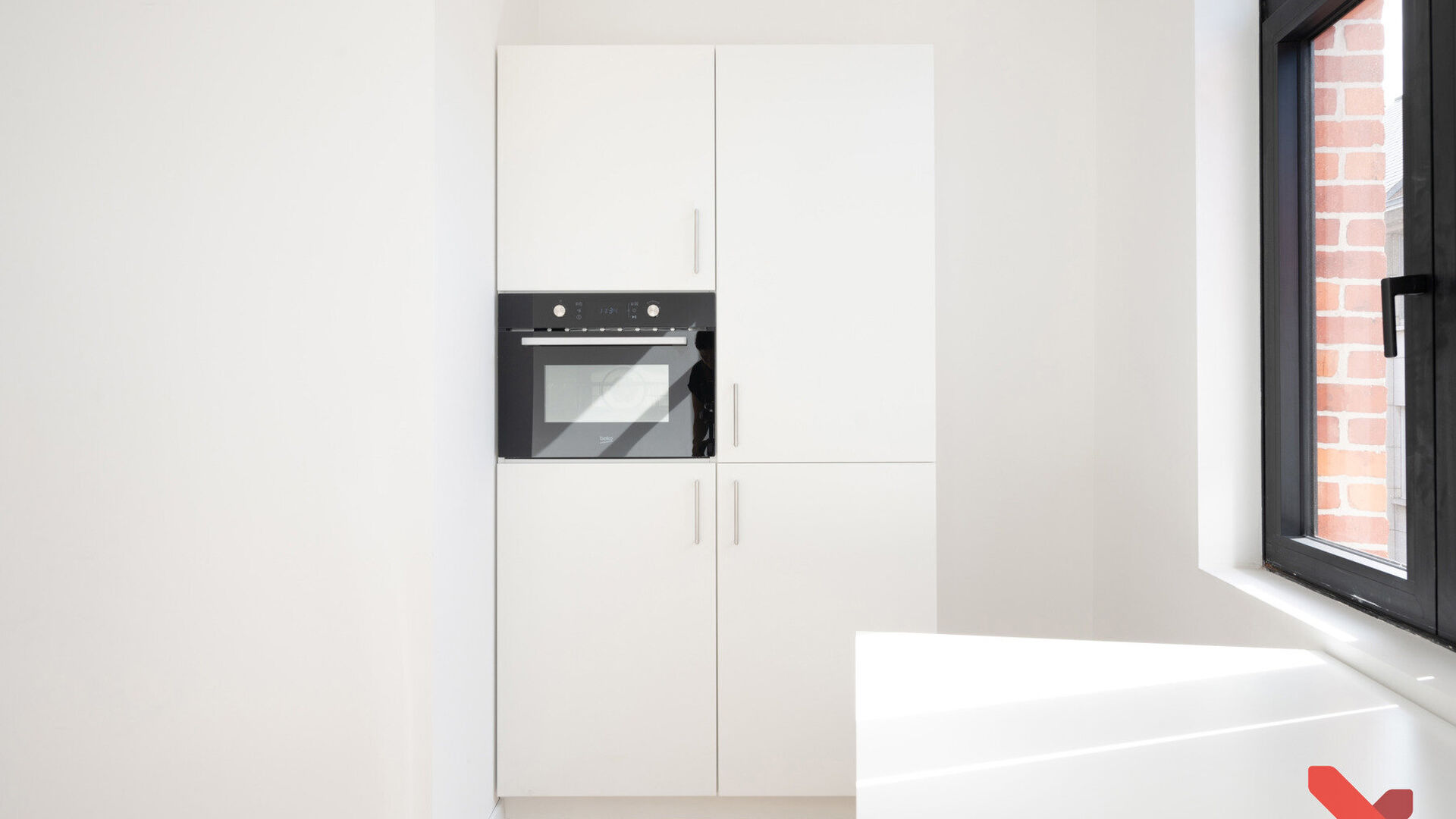 Dit gerenoveerd gebouw (bijna nieuwbouw) omvat een handel, een één-slaapkamerflat met buitenruimte en 10 studentenkamers eigen sanitair die volgens de modernste normen worden gerenoveerd. Achter de authentieke voorgevel werd dit project volledig gestrip