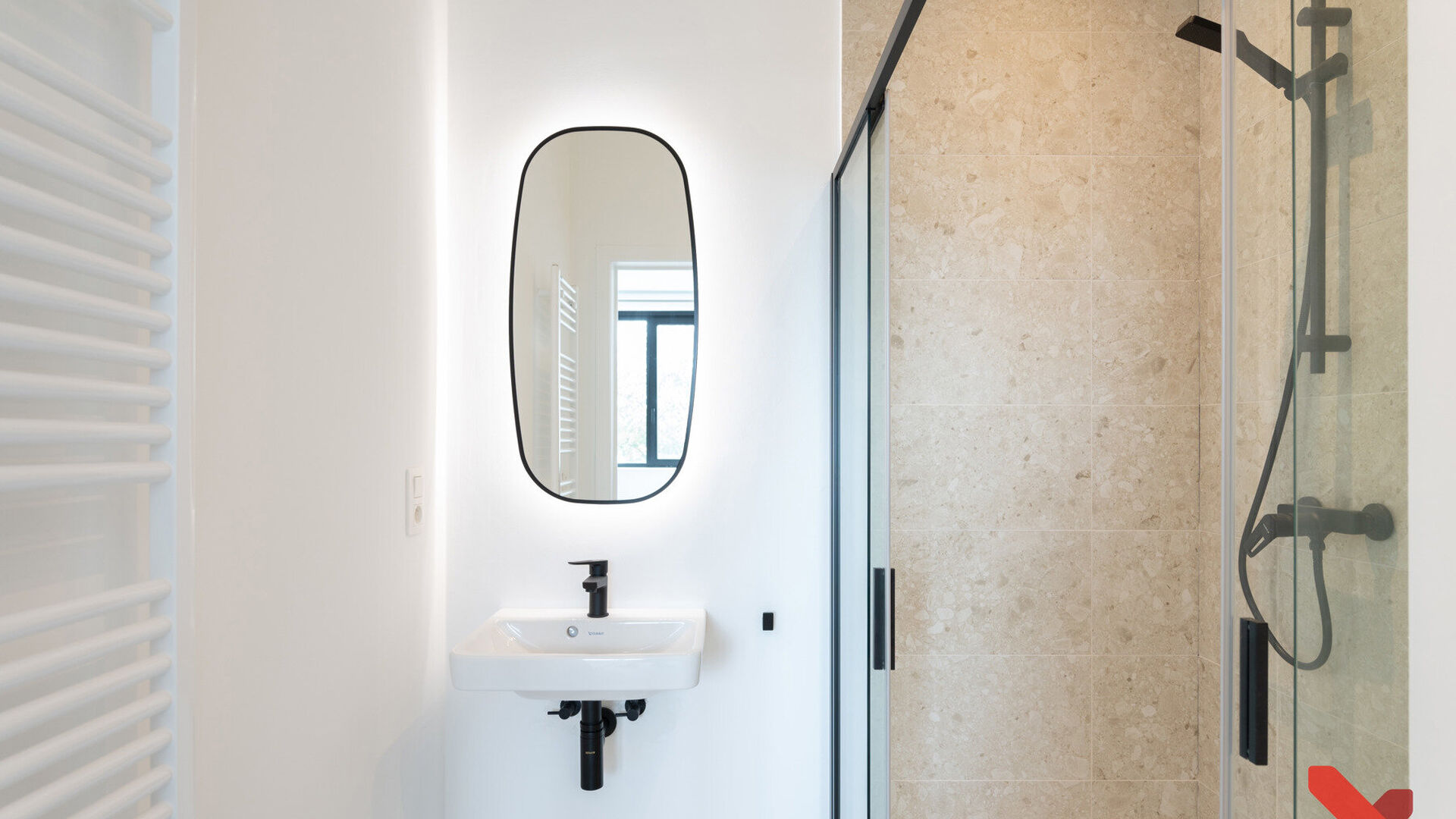 Dit gerenoveerd gebouw (bijna nieuwbouw) omvat een handel, een één-slaapkamerflat met buitenruimte en 10 studentenkamers eigen sanitair die volgens de modernste normen worden gerenoveerd. Achter de authentieke voorgevel werd dit project volledig gestrip