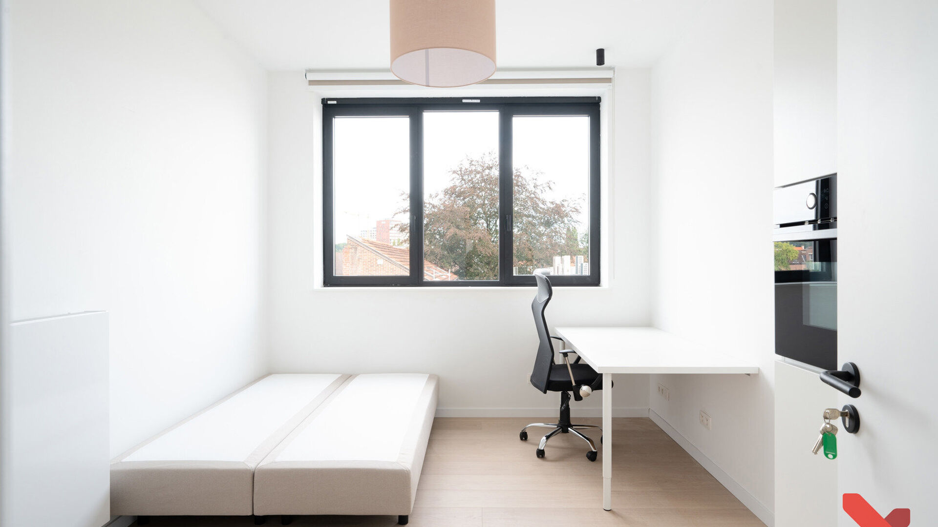 Dit gerenoveerd gebouw (bijna nieuwbouw) omvat een handel, een één-slaapkamerflat met buitenruimte en 10 studentenkamers eigen sanitair die volgens de modernste normen worden gerenoveerd. Achter de authentieke voorgevel werd dit project volledig gestrip