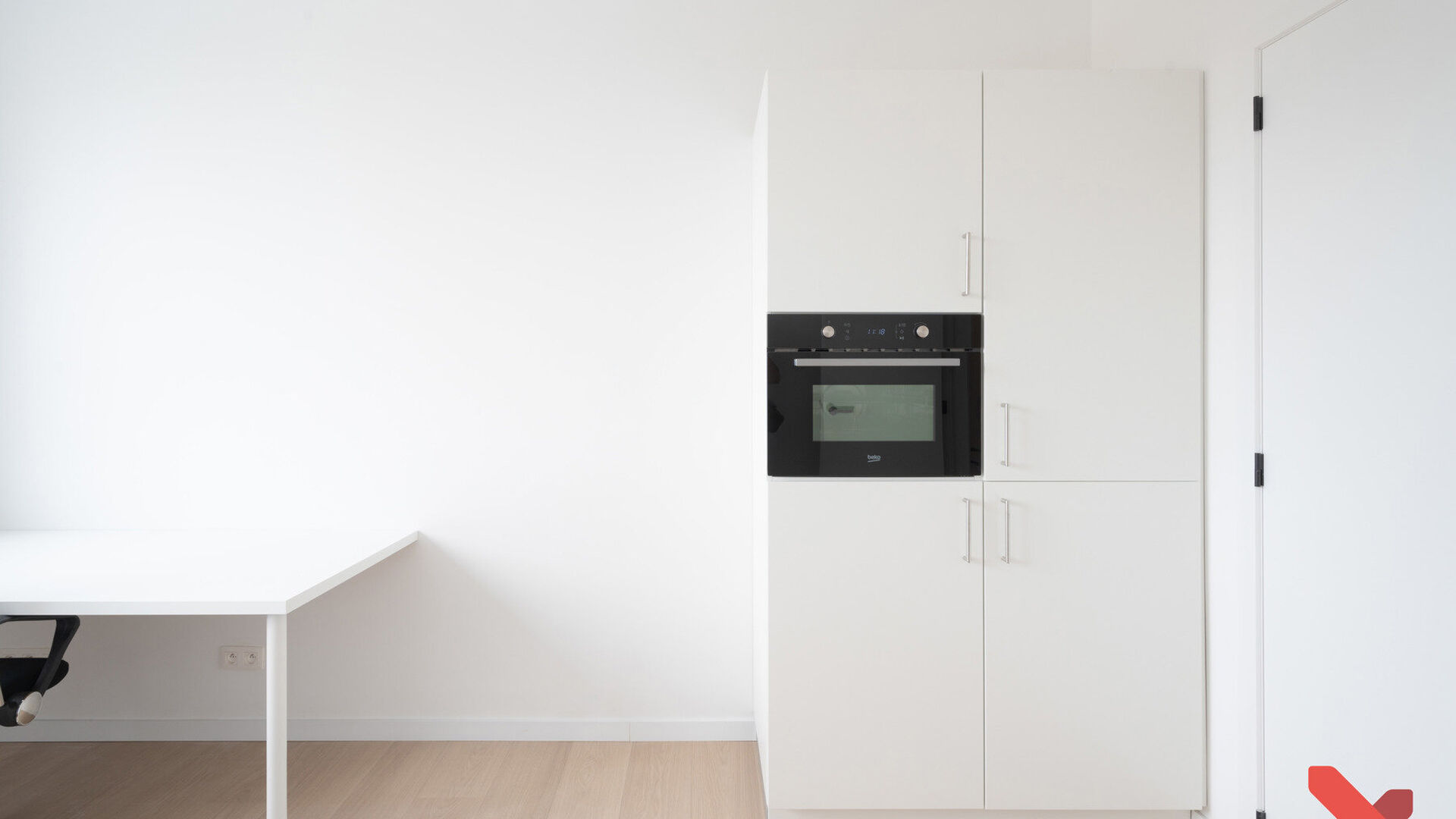 Dit gerenoveerd gebouw (bijna nieuwbouw) omvat een handel, een één-slaapkamerflat met buitenruimte en 10 studentenkamers eigen sanitair die volgens de modernste normen worden gerenoveerd. Achter de authentieke voorgevel werd dit project volledig gestrip