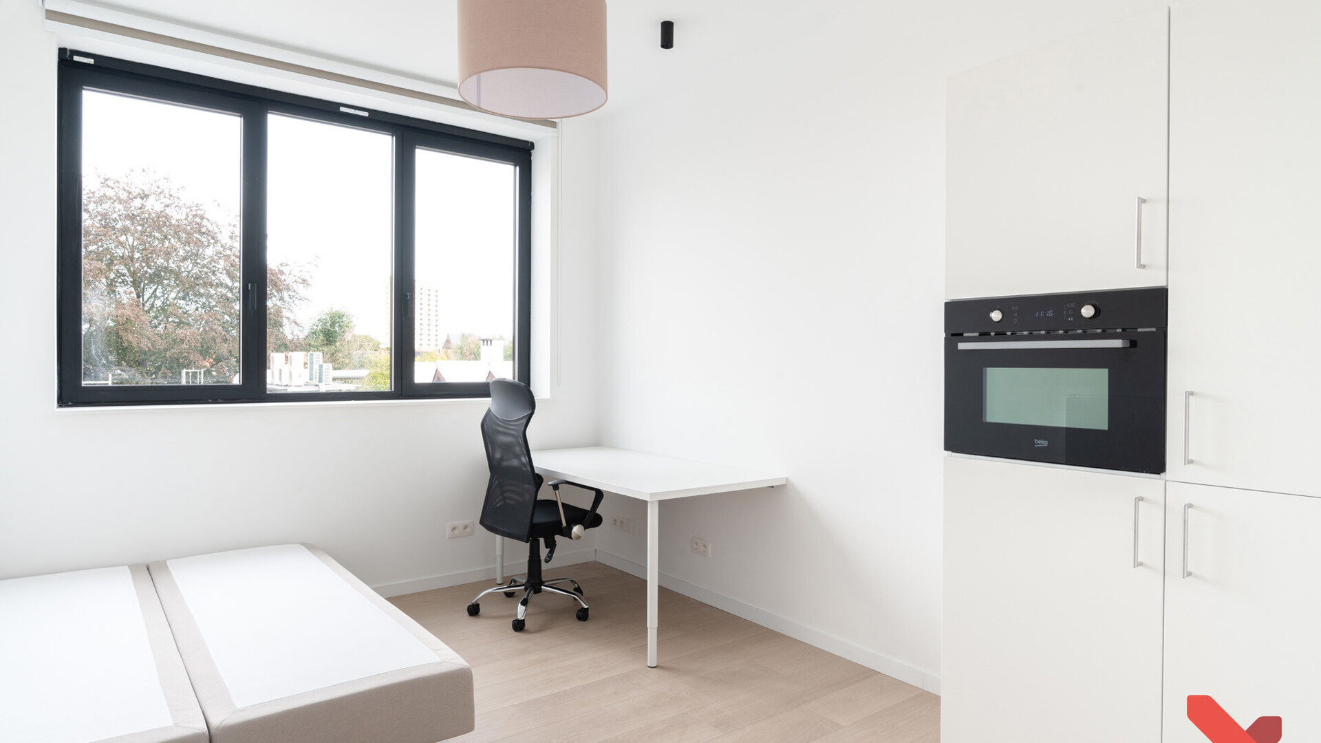 Dit gerenoveerd gebouw (bijna nieuwbouw) omvat een handel, een één-slaapkamerflat met buitenruimte en 10 studentenkamers eigen sanitair die volgens de modernste normen worden gerenoveerd. Achter de authentieke voorgevel werd dit project volledig gestrip