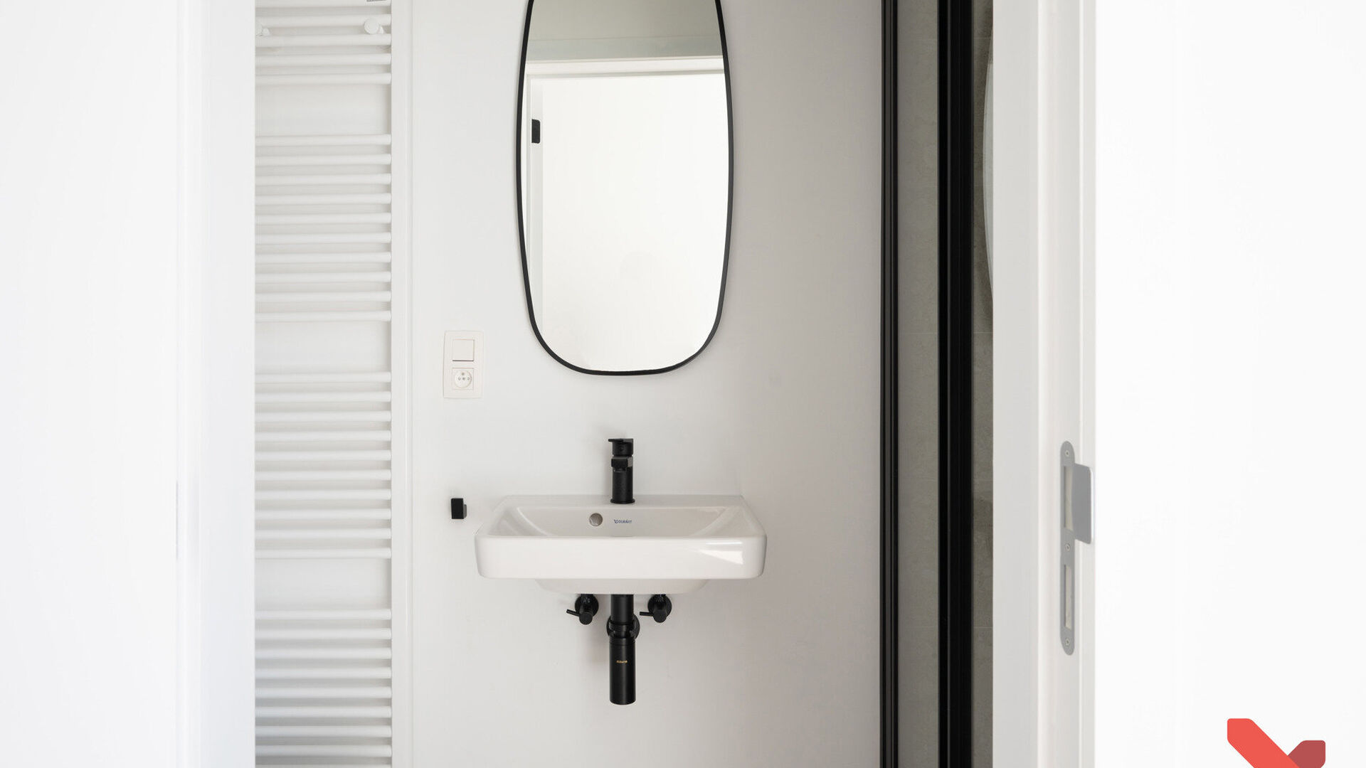 Dit gerenoveerd gebouw (bijna nieuwbouw) omvat een handel, een één-slaapkamerflat met buitenruimte en 10 studentenkamers eigen sanitair die volgens de modernste normen worden gerenoveerd. Achter de authentieke voorgevel werd dit project volledig gestrip