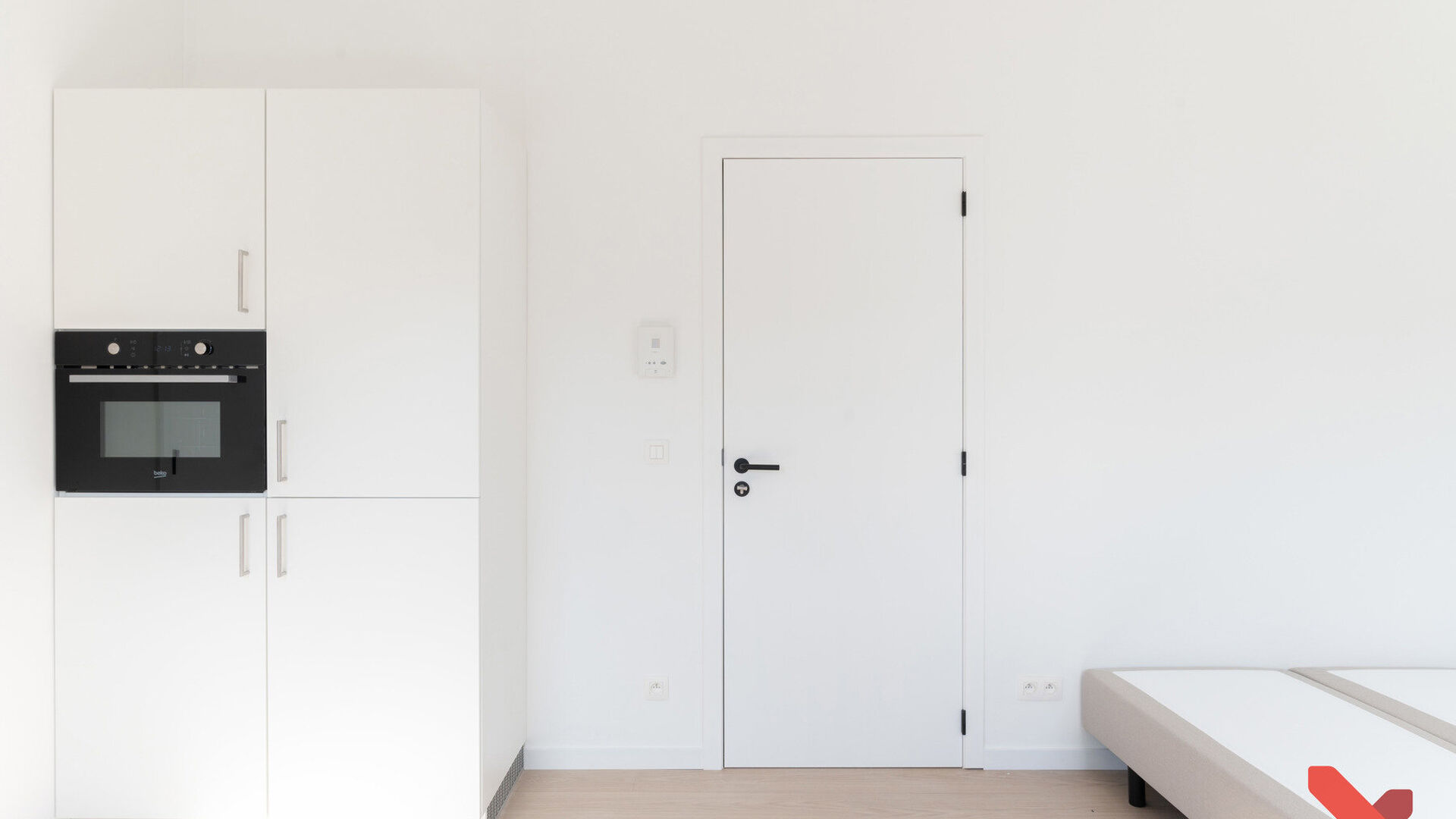 Dit gerenoveerd gebouw (bijna nieuwbouw) omvat een handel, een één-slaapkamerflat met buitenruimte en 10 studentenkamers eigen sanitair die volgens de modernste normen worden gerenoveerd. Achter de authentieke voorgevel werd dit project volledig gestrip