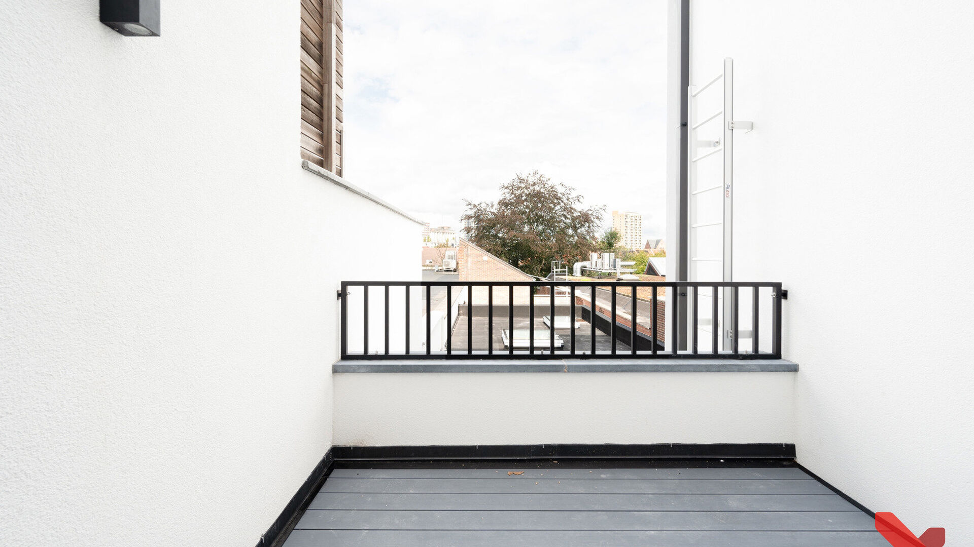 Dit gerenoveerd gebouw (bijna nieuwbouw) omvat een handel, een één-slaapkamerflat met buitenruimte en 10 studentenkamers eigen sanitair die volgens de modernste normen worden gerenoveerd. Achter de authentieke voorgevel werd dit project volledig gestrip