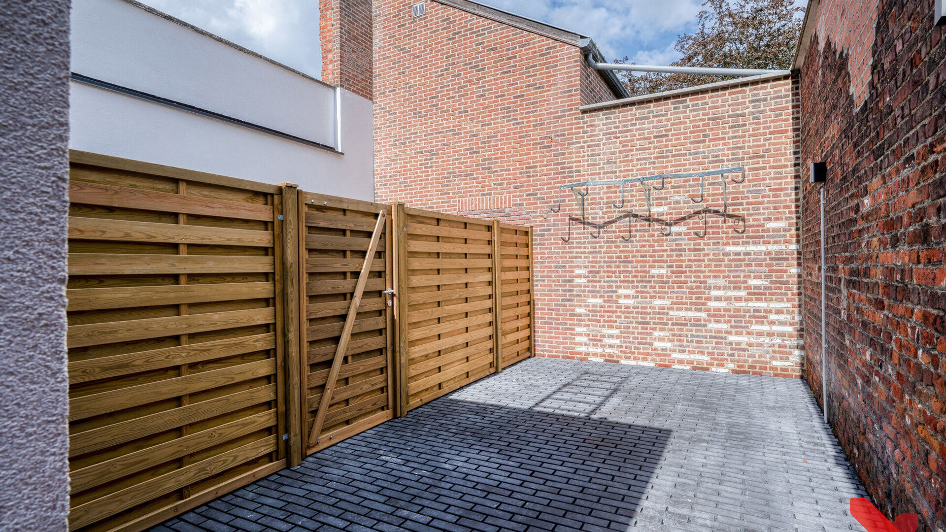 Dit gerenoveerd gebouw (bijna nieuwbouw) omvat een handel, een één-slaapkamerflat met buitenruimte en 10 studentenkamers eigen sanitair die volgens de modernste normen worden gerenoveerd. Achter de authentieke voorgevel werd dit project volledig gestrip