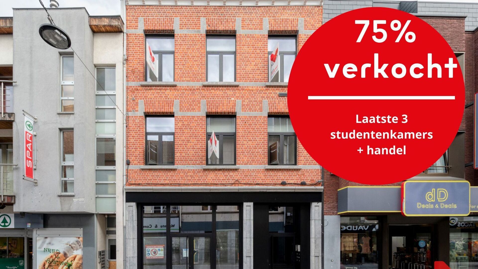 Dit gerenoveerd gebouw (bijna nieuwbouw) omvat een handel, een één-slaapkamerflat met buitenruimte en 10 studentenkamers eigen sanitair die volgens de modernste normen worden gerenoveerd. Achter de authentieke voorgevel werd dit project volledig gestrip