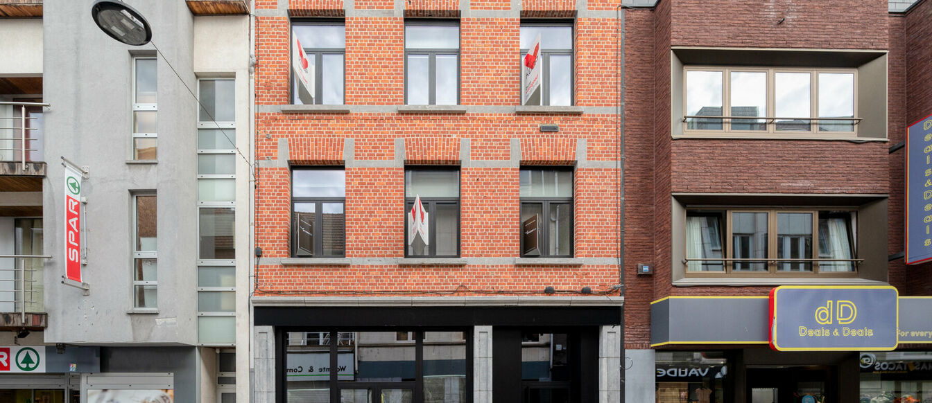 This renovated building (almost new construction) includes a trade, a one-bedroom flat with outdoor space and 10 student rooms own sanitary facilities renovated to state-of-the-art standards. Behind the authentic façade, this project was completely gutte
