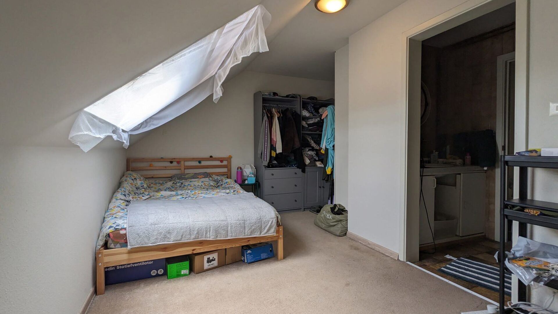Appartement de 1 chambre à coucher situé au troisième étage de la Naamsepoort de Louvain. Cette situation privilégiée est un atout pour un jeune couple débutant ou une personne seule qui peut aller dans toutes les directions à partir de ce point d
