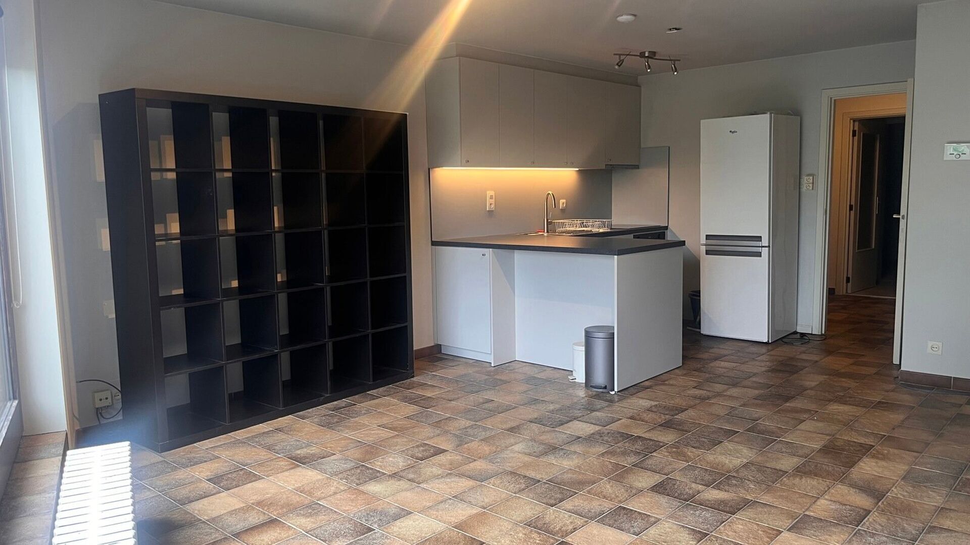 Appartement de 1 chambre &agrave; coucher situ&eacute; au troisi&egrave;me &eacute;tage de la Naamsepoort de Louvain. Cette situation privil&eacute;gi&eacute;e est un atout pour un jeune couple d&eacute;butant ou une personne seule qui peut aller dans toutes les directions &agrave; partir de ce point d