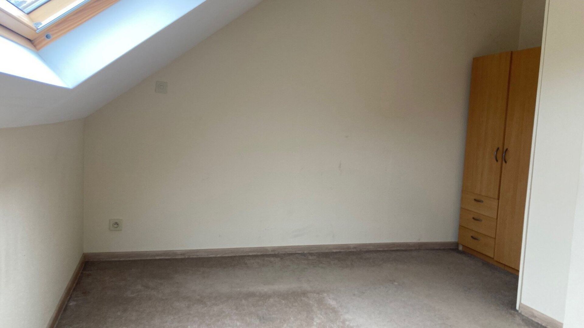 Appartement de 1 chambre &agrave; coucher situ&eacute; au troisi&egrave;me &eacute;tage de la Naamsepoort de Louvain. Cette situation privil&eacute;gi&eacute;e est un atout pour un jeune couple d&eacute;butant ou une personne seule qui peut aller dans toutes les directions &agrave; partir de ce point d