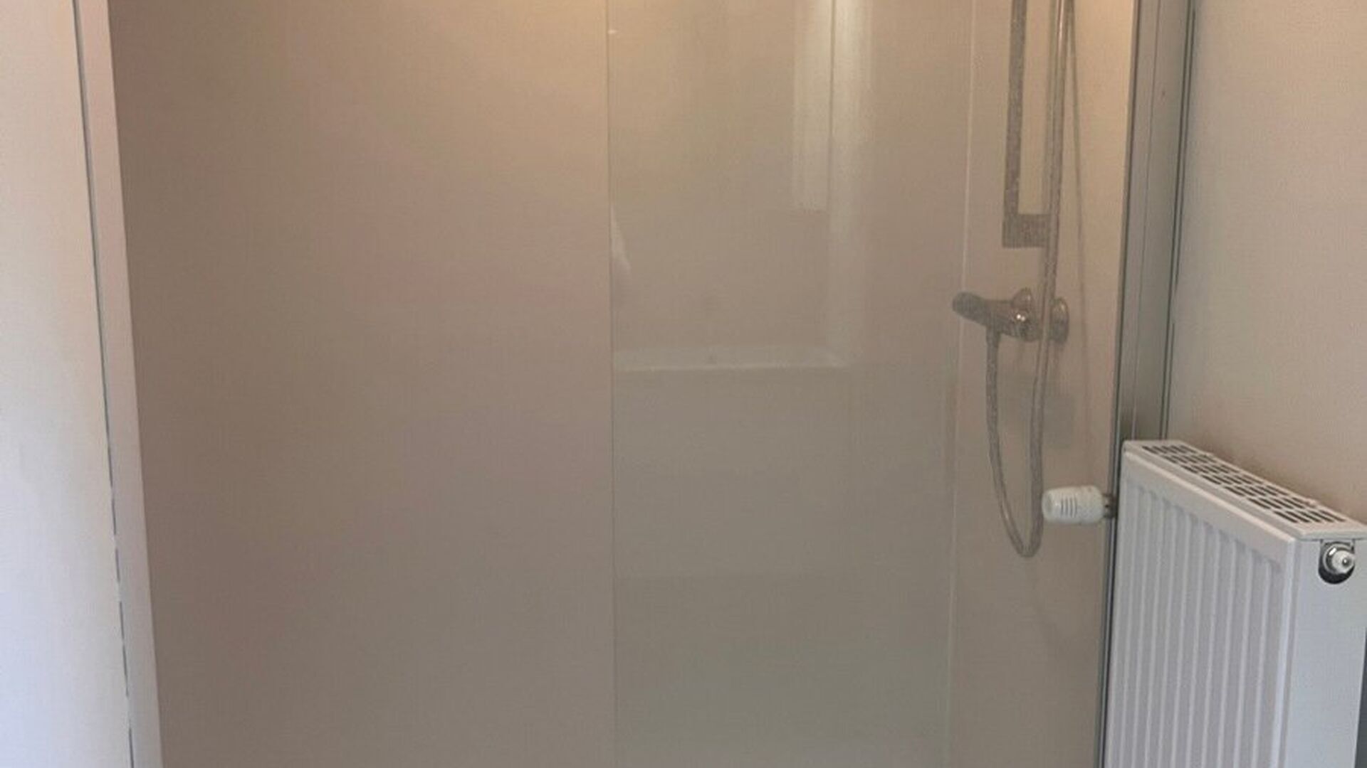 Appartement de 1 chambre &agrave; coucher situ&eacute; au troisi&egrave;me &eacute;tage de la Naamsepoort de Louvain. Cette situation privil&eacute;gi&eacute;e est un atout pour un jeune couple d&eacute;butant ou une personne seule qui peut aller dans toutes les directions &agrave; partir de ce point d