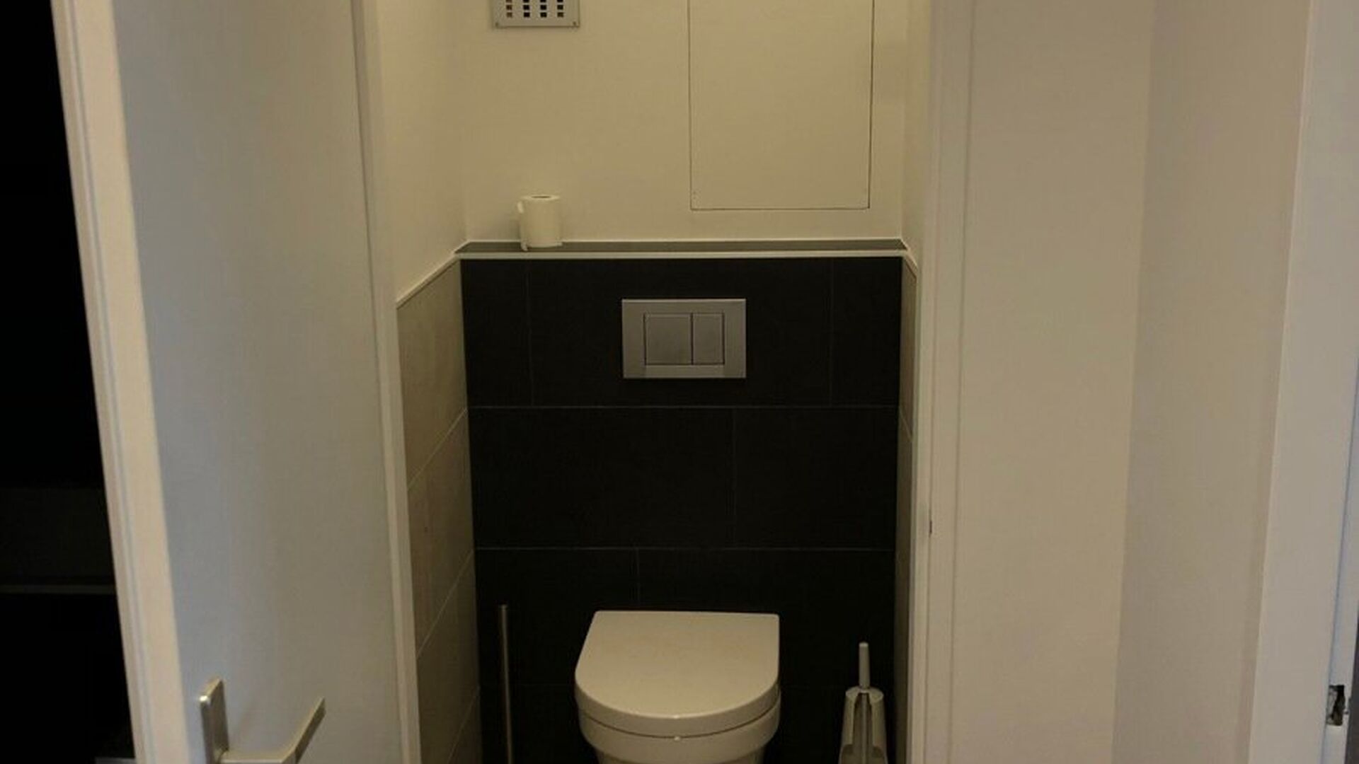 Spacieux appartement lumineux de 2 chambres avec 2 terrasses et emplacement de parking &agrave; Heverlee

Ce tr&egrave;s spacieux appartement meubl&eacute; est situ&eacute; au huiti&egrave;me &eacute;tage et b&eacute;n&eacute;ficie d&rsquo;une grande luminosit&eacute; naturelle ainsi que d&rsquo;une belle vue d&eacute;gag