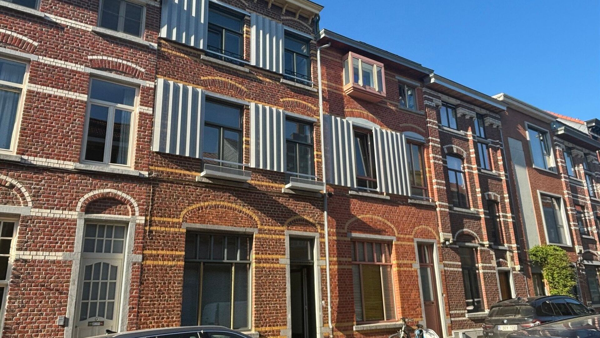 Appartement récent, moderne et très lumineux au premier étage dans le Nouveau Quartier. L'appartement d'une chambre à coucher dispose à l'entrée d'un débarras avec branchement de machine à laver, d'un espace de vie lumineux avec une cuisine ouvert