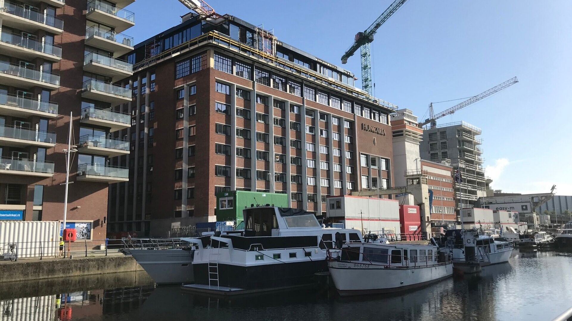 Appartement moderne à louer sur le site rénové du Vaartkom : Résidence I Love Hungaria sur la place de l'Anglais dans le nouveau quartier de Louvain sur le Vaartkom. Ce bâtiment est un bel exemple d'architecture innovante.  L'appartement se caractér