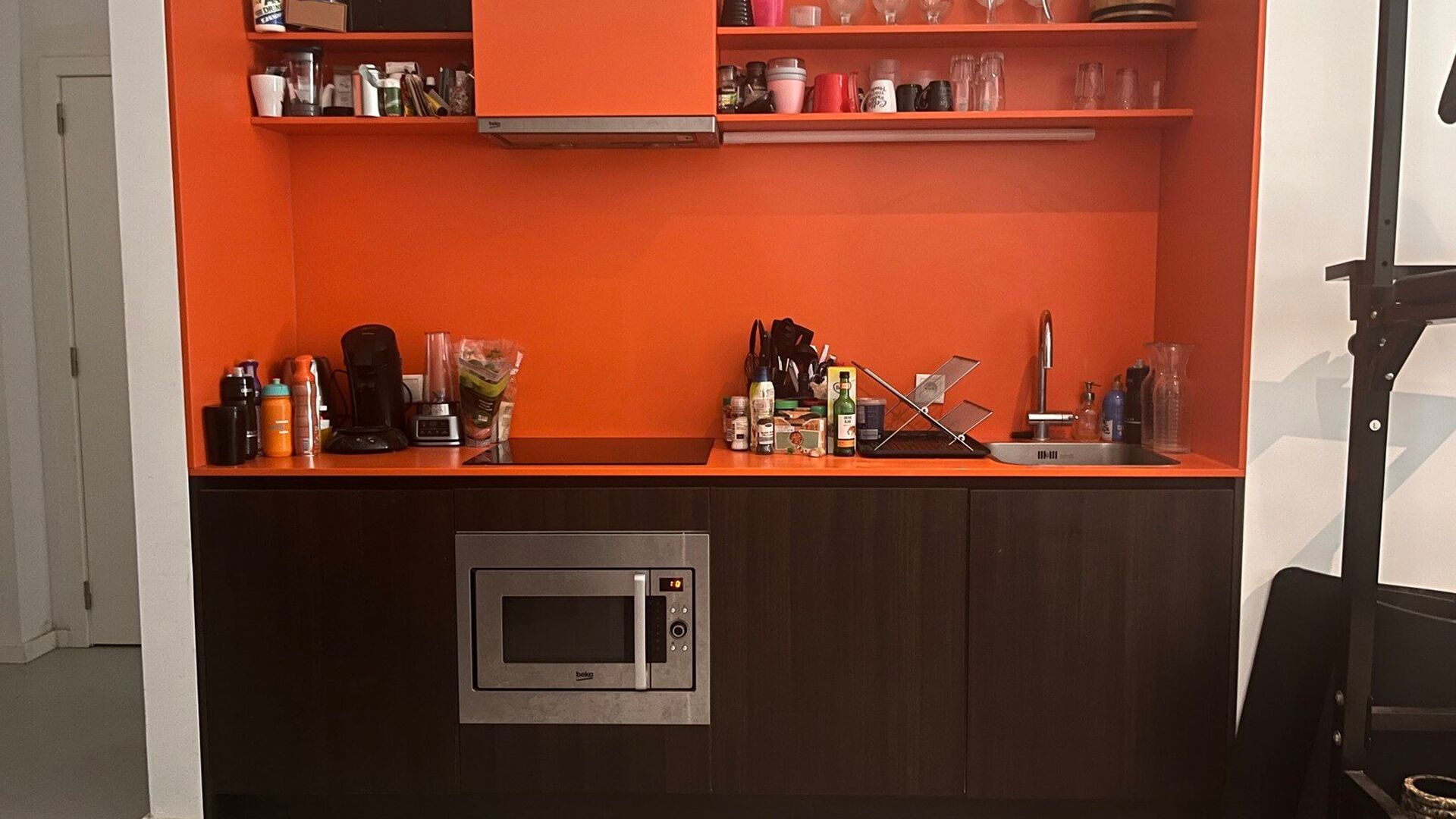 Appartement moderne à louer sur le site rénové du Vaartkom : Résidence I Love Hungaria sur la place de l'Anglais dans le nouveau quartier de Louvain sur le Vaartkom. Ce bâtiment est un bel exemple d'architecture innovante.  L'appartement se caractér