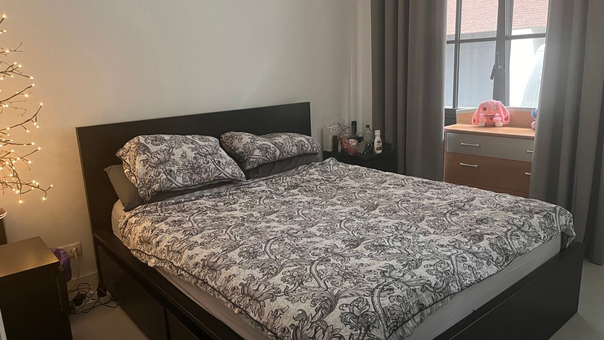 Appartement moderne à louer sur le site rénové du Vaartkom : Résidence I Love Hungaria sur la place de l'Anglais dans le nouveau quartier de Louvain sur le Vaartkom. Ce bâtiment est un bel exemple d'architecture innovante.  L'appartement se caractér