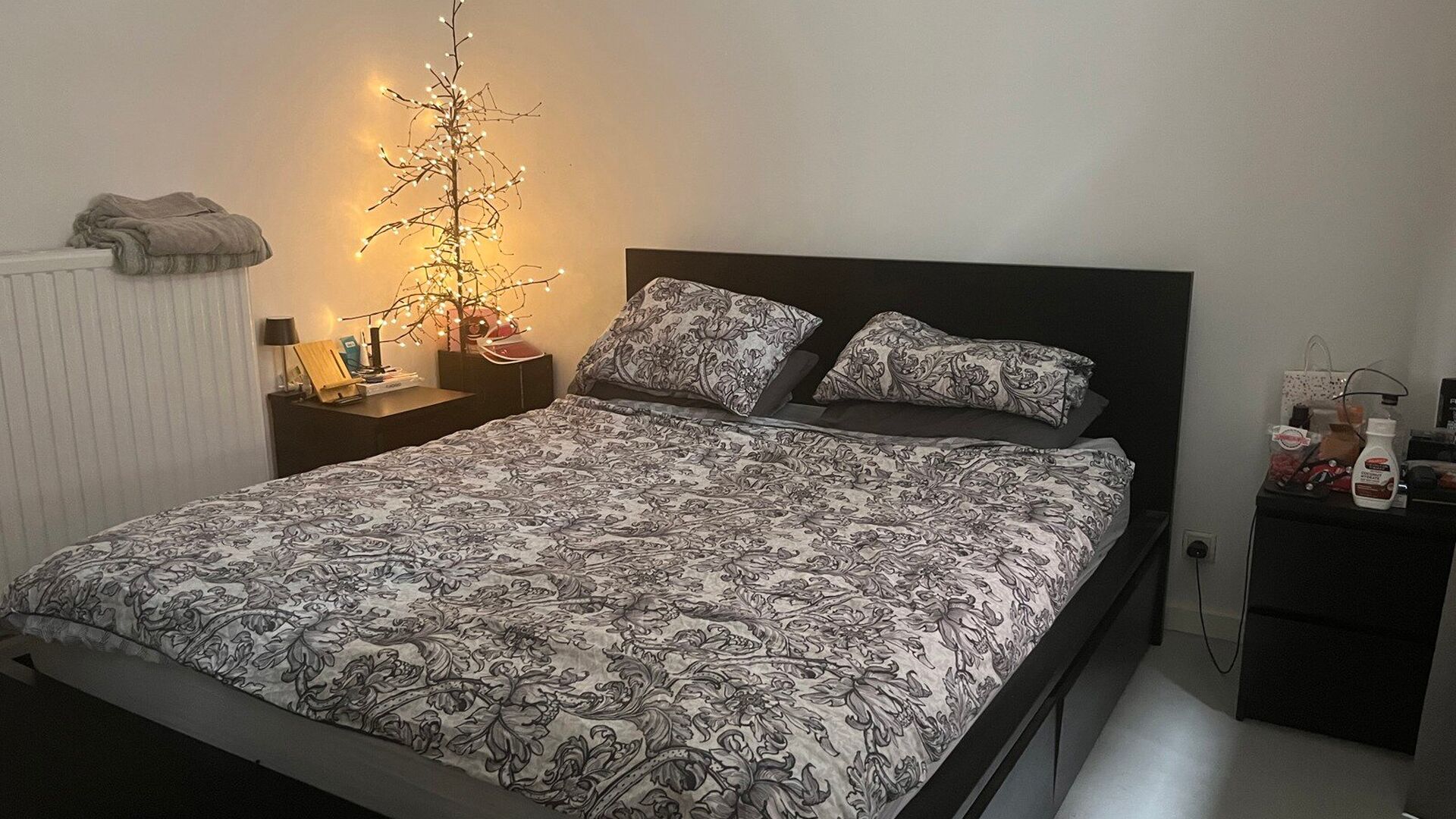 Appartement moderne à louer sur le site rénové du Vaartkom : Résidence I Love Hungaria sur la place de l'Anglais dans le nouveau quartier de Louvain sur le Vaartkom. Ce bâtiment est un bel exemple d'architecture innovante.  L'appartement se caractér