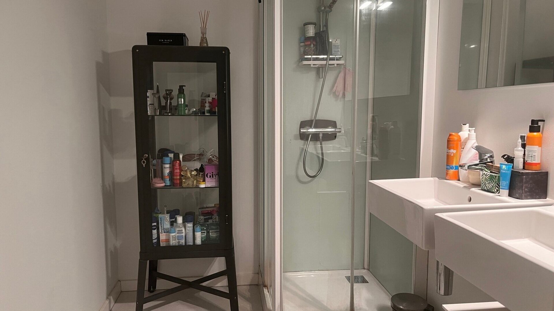 Appartement moderne à louer sur le site rénové du Vaartkom : Résidence I Love Hungaria sur la place de l'Anglais dans le nouveau quartier de Louvain sur le Vaartkom. Ce bâtiment est un bel exemple d'architecture innovante.  L'appartement se caractér