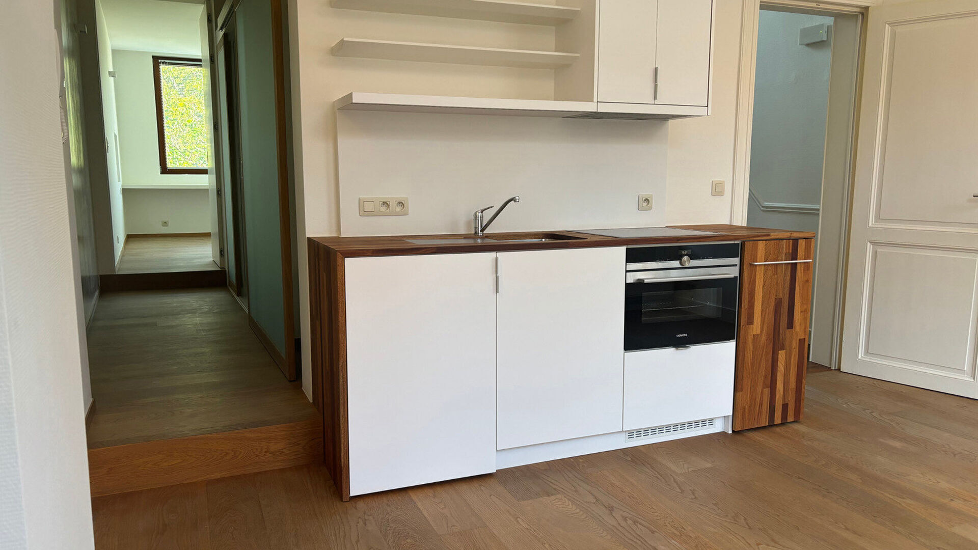 Appartement récent, moderne et très lumineux au premier étage dans le Nouveau Quartier. L'appartement d'une chambre à coucher dispose à l'entrée d'un débarras avec branchement de machine à laver, d'un espace de vie lumineux avec une cuisine ouvert