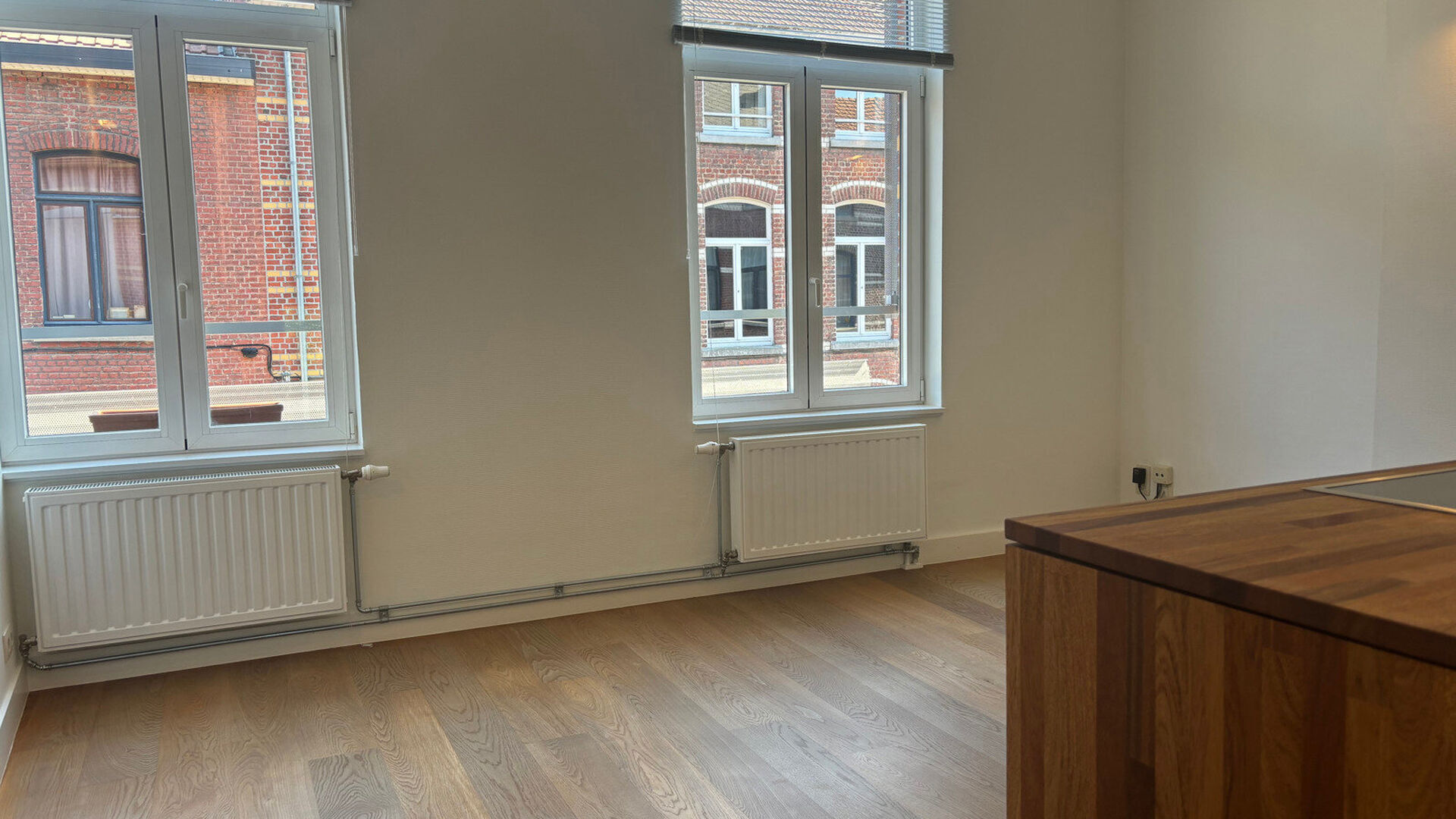 Appartement récent, moderne et très lumineux au premier étage dans le Nouveau Quartier. L'appartement d'une chambre à coucher dispose à l'entrée d'un débarras avec branchement de machine à laver, d'un espace de vie lumineux avec une cuisine ouvert