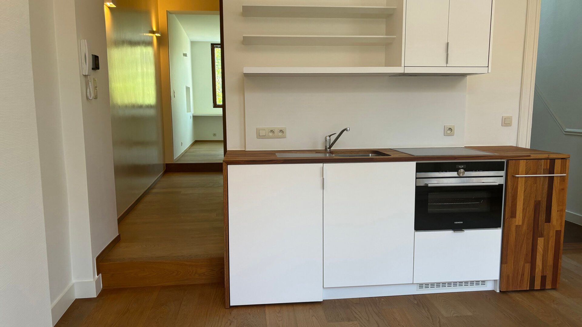 Appartement récent, moderne et très lumineux au premier étage dans le Nouveau Quartier. L'appartement d'une chambre à coucher dispose à l'entrée d'un débarras avec branchement de machine à laver, d'un espace de vie lumineux avec une cuisine ouvert
