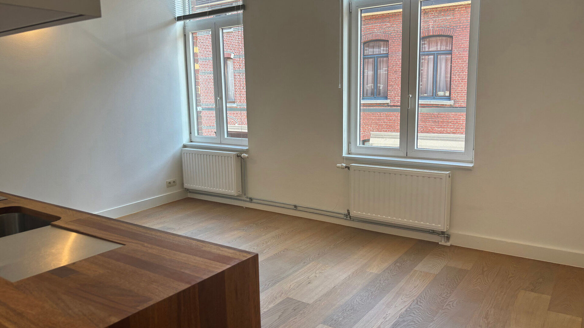 Appartement récent, moderne et très lumineux au premier étage dans le Nouveau Quartier. L'appartement d'une chambre à coucher dispose à l'entrée d'un débarras avec branchement de machine à laver, d'un espace de vie lumineux avec une cuisine ouvert