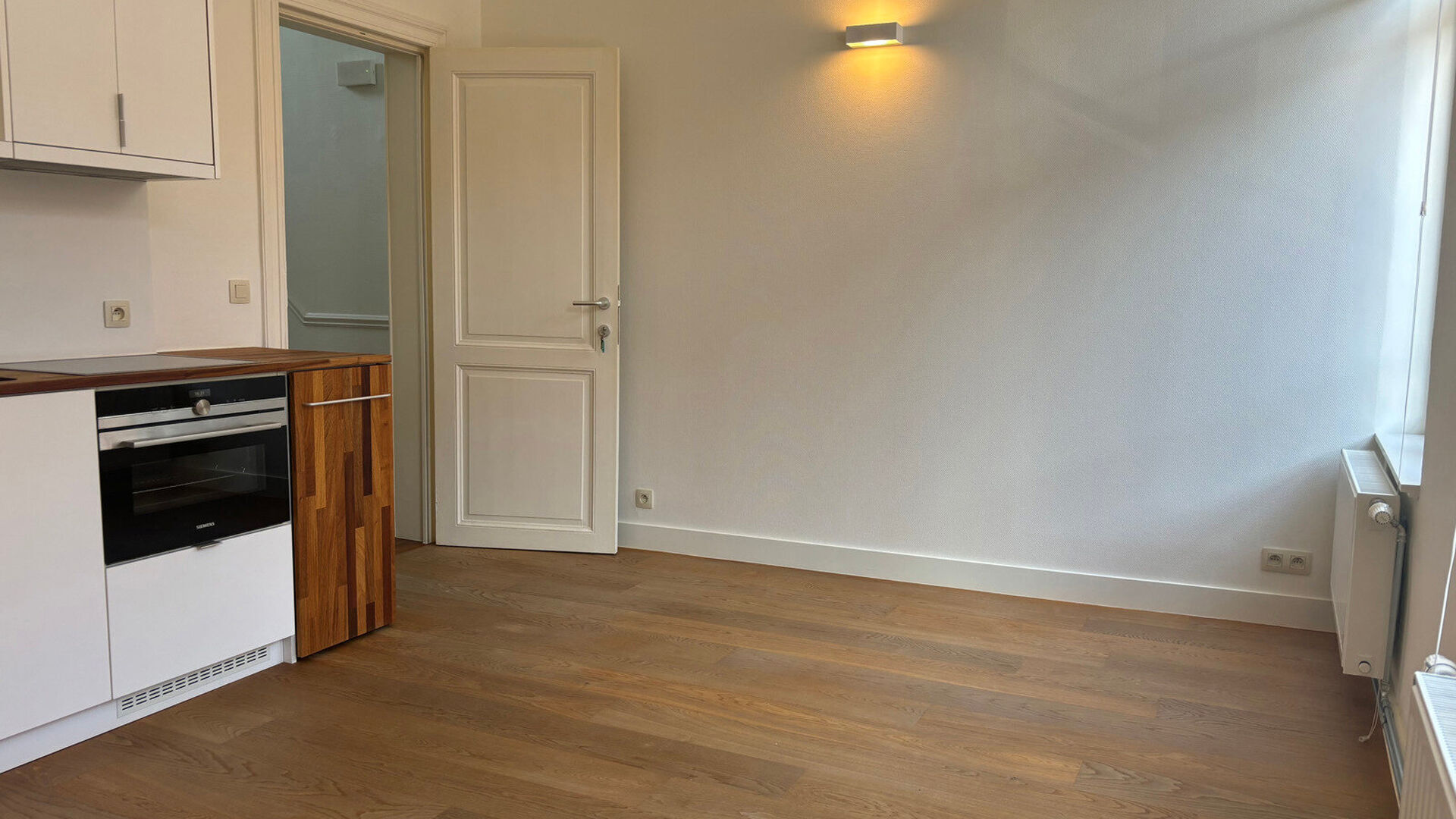 Appartement récent, moderne et très lumineux au premier étage dans le Nouveau Quartier. L'appartement d'une chambre à coucher dispose à l'entrée d'un débarras avec branchement de machine à laver, d'un espace de vie lumineux avec une cuisine ouvert