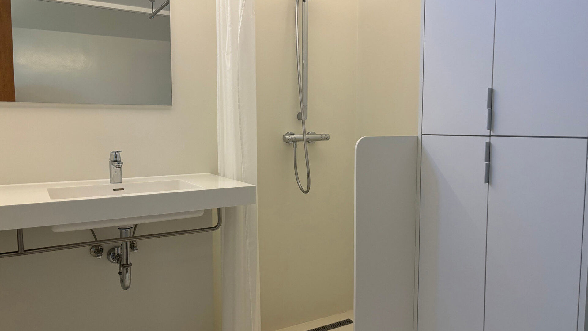 Appartement récent, moderne et très lumineux au premier étage dans le Nouveau Quartier. L'appartement d'une chambre à coucher dispose à l'entrée d'un débarras avec branchement de machine à laver, d'un espace de vie lumineux avec une cuisine ouvert