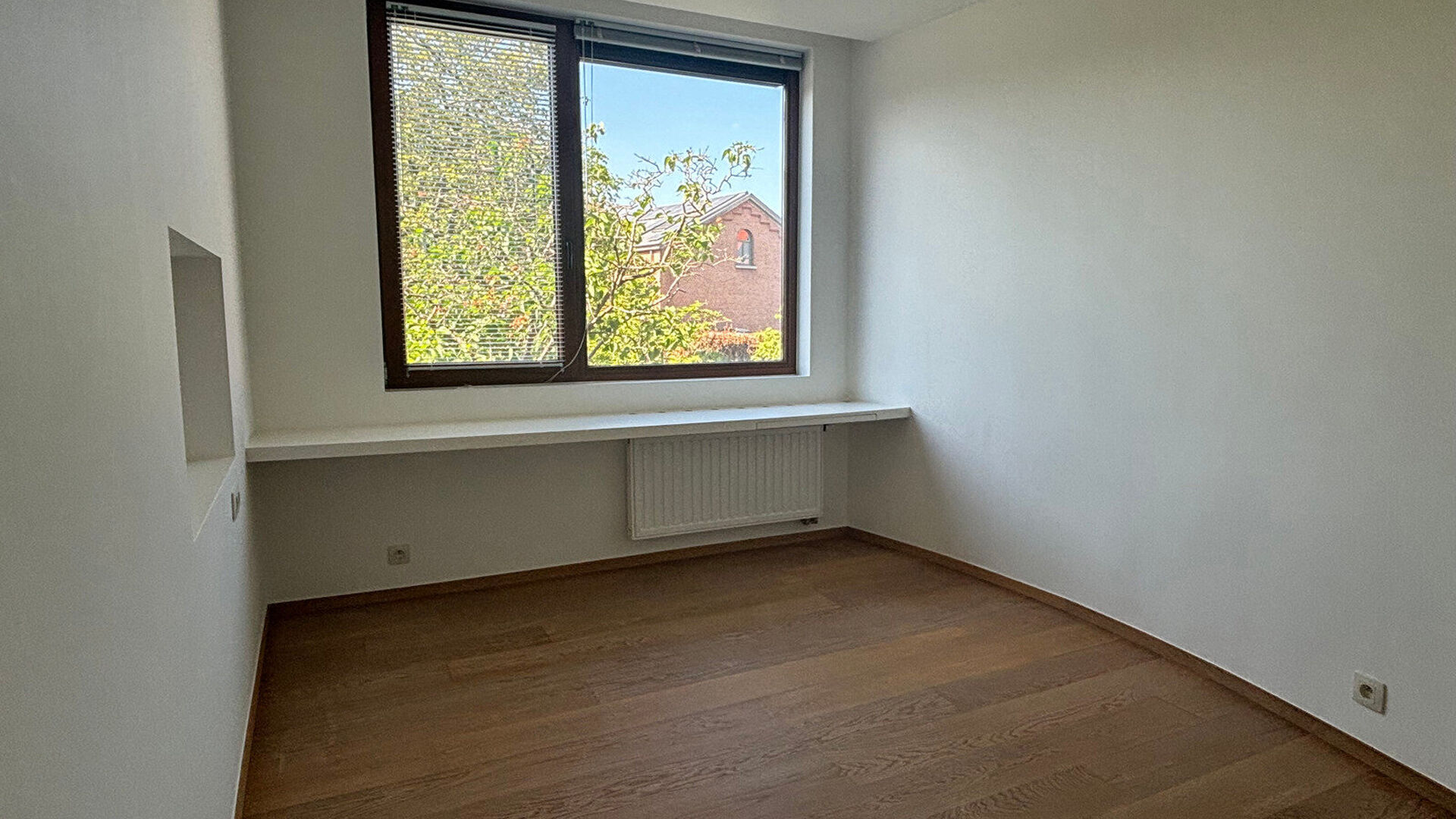 Appartement récent, moderne et très lumineux au premier étage dans le Nouveau Quartier. L'appartement d'une chambre à coucher dispose à l'entrée d'un débarras avec branchement de machine à laver, d'un espace de vie lumineux avec une cuisine ouvert