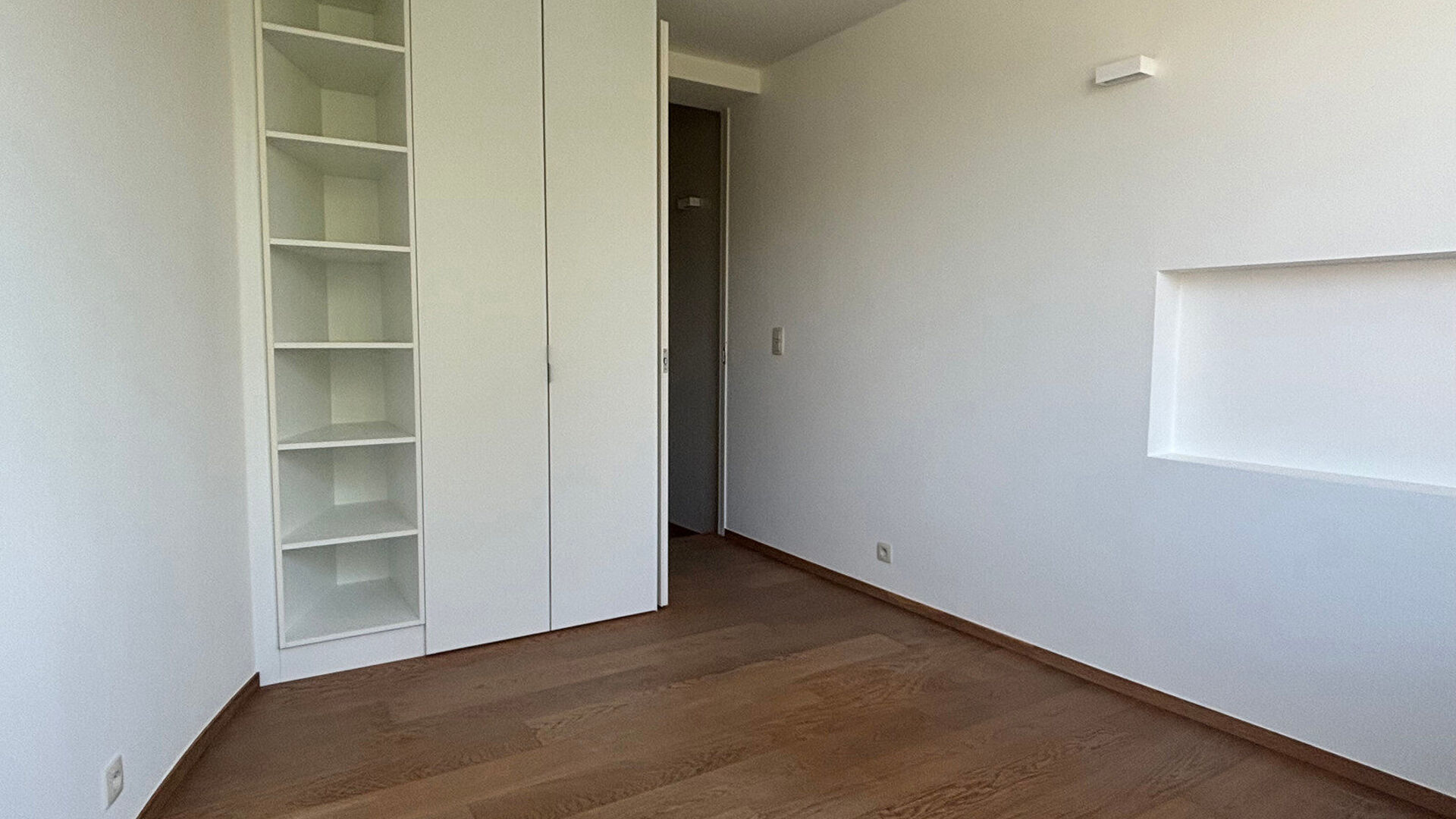 Appartement récent, moderne et très lumineux au premier étage dans le Nouveau Quartier. L'appartement d'une chambre à coucher dispose à l'entrée d'un débarras avec branchement de machine à laver, d'un espace de vie lumineux avec une cuisine ouvert