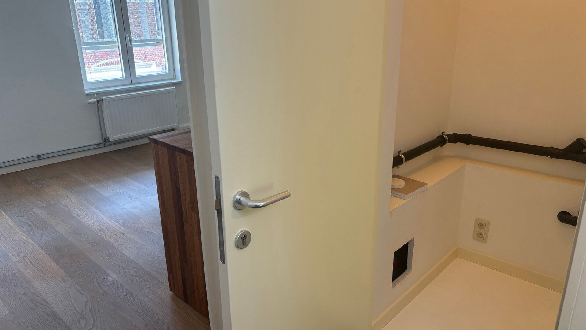 Appartement récent, moderne et très lumineux au premier étage dans le Nouveau Quartier. L'appartement d'une chambre à coucher dispose à l'entrée d'un débarras avec branchement de machine à laver, d'un espace de vie lumineux avec une cuisine ouvert