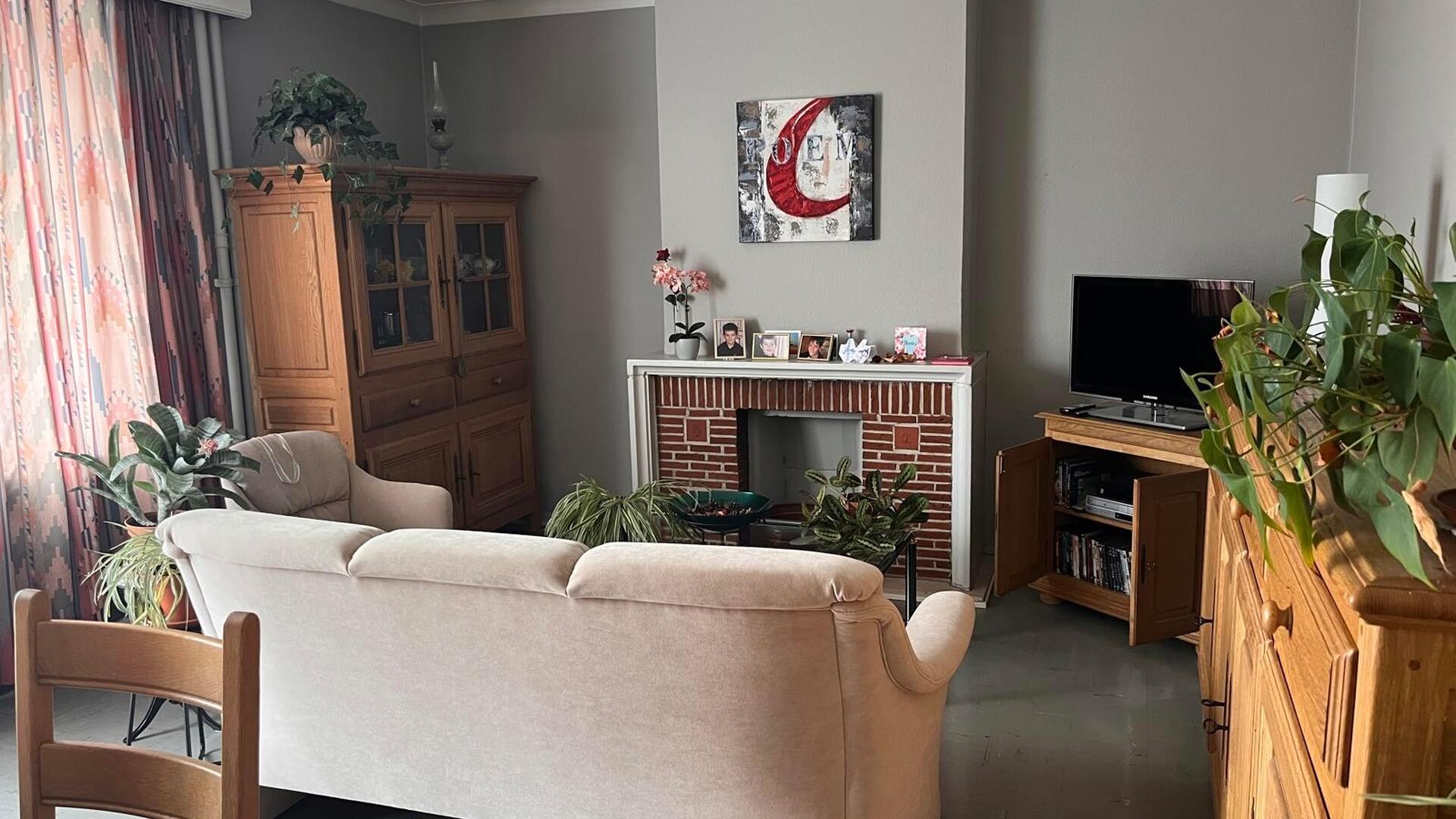 Cet appartement est situé Parkpoort, au troisième étage, ce qui vous donne une belle vue sur le Philipssite et la région environnante depuis le salon.  En plus de la salle de séjour lumineuse, il y a une cuisine installée avec une nouvelle cuisiniè