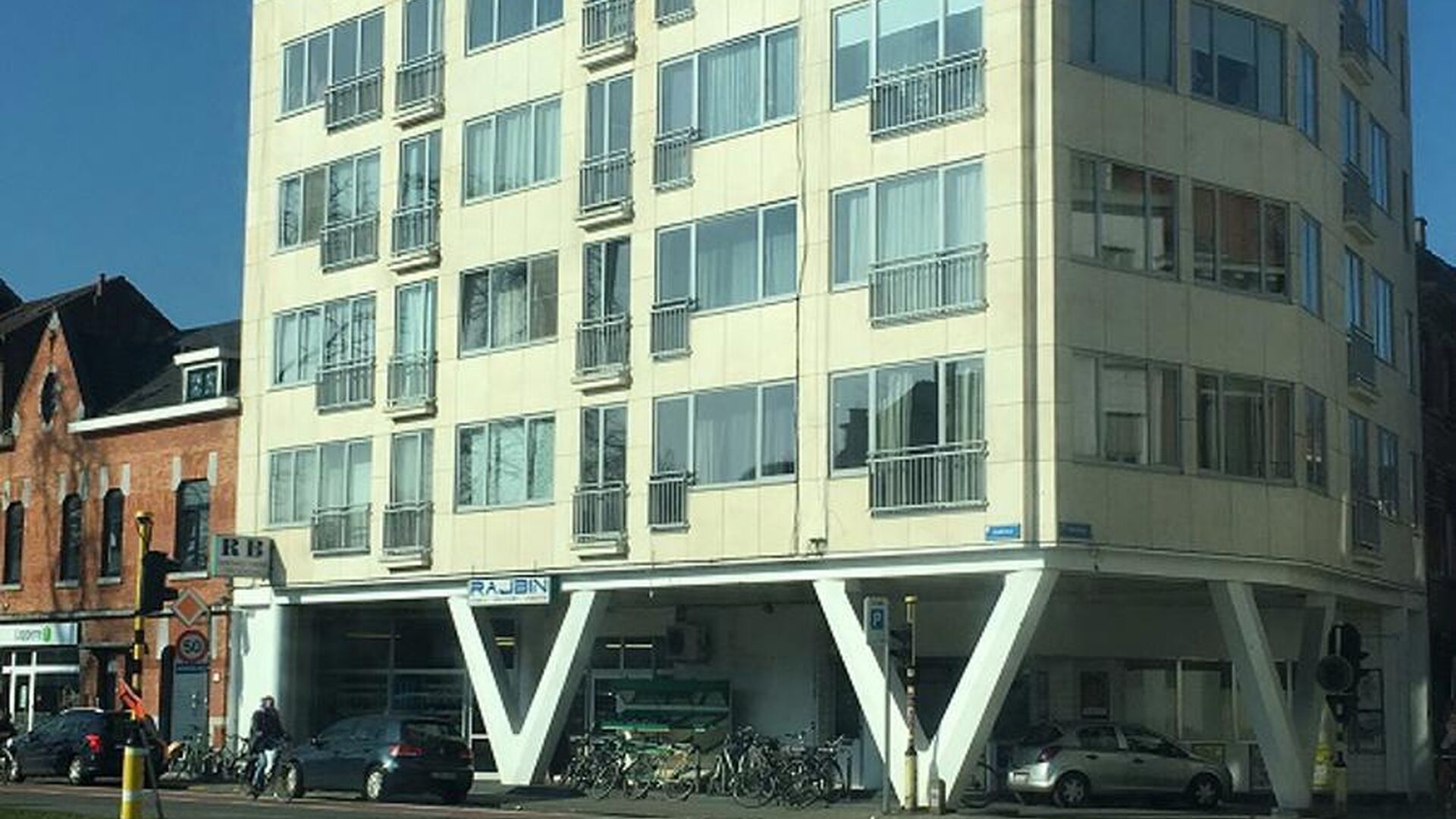 Cet appartement est situé Parkpoort, au troisième étage, ce qui vous donne une belle vue sur le Philipssite et la région environnante depuis le salon.  En plus de la salle de séjour lumineuse, il y a une cuisine installée avec une nouvelle cuisiniè