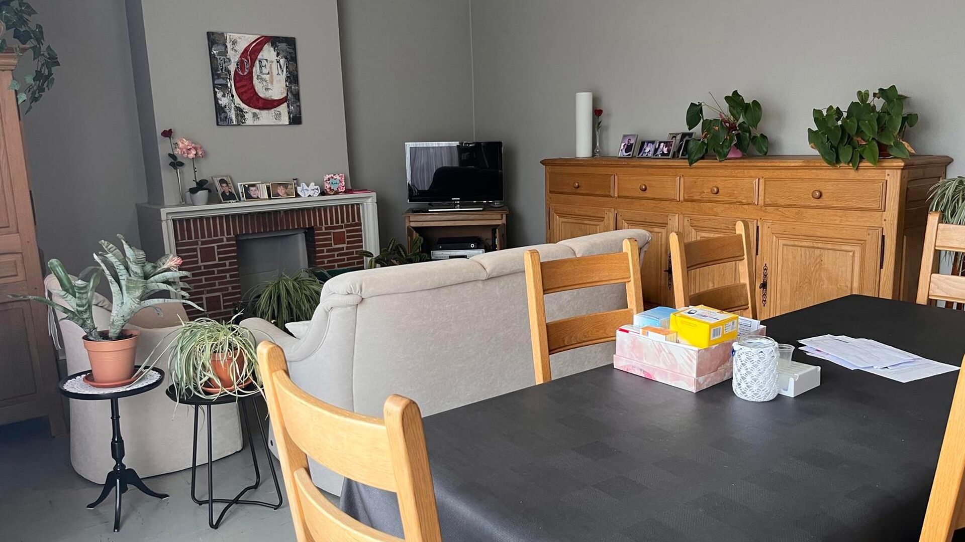 Cet appartement est situé Parkpoort, au troisième étage, ce qui vous donne une belle vue sur le Philipssite et la région environnante depuis le salon.  En plus de la salle de séjour lumineuse, il y a une cuisine installée avec une nouvelle cuisiniè