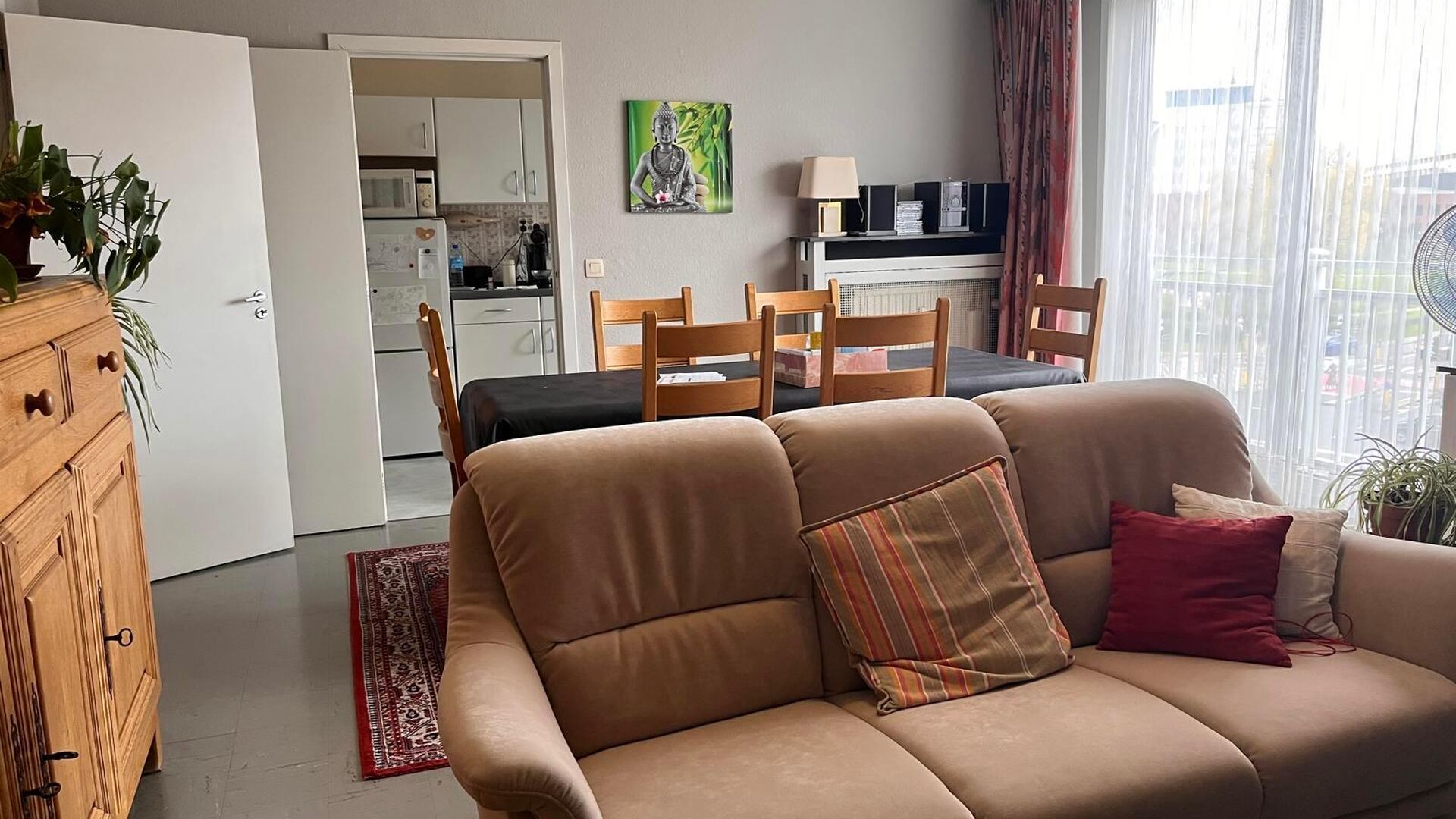 Cet appartement est situé Parkpoort, au troisième étage, ce qui vous donne une belle vue sur le Philipssite et la région environnante depuis le salon.  En plus de la salle de séjour lumineuse, il y a une cuisine installée avec une nouvelle cuisiniè