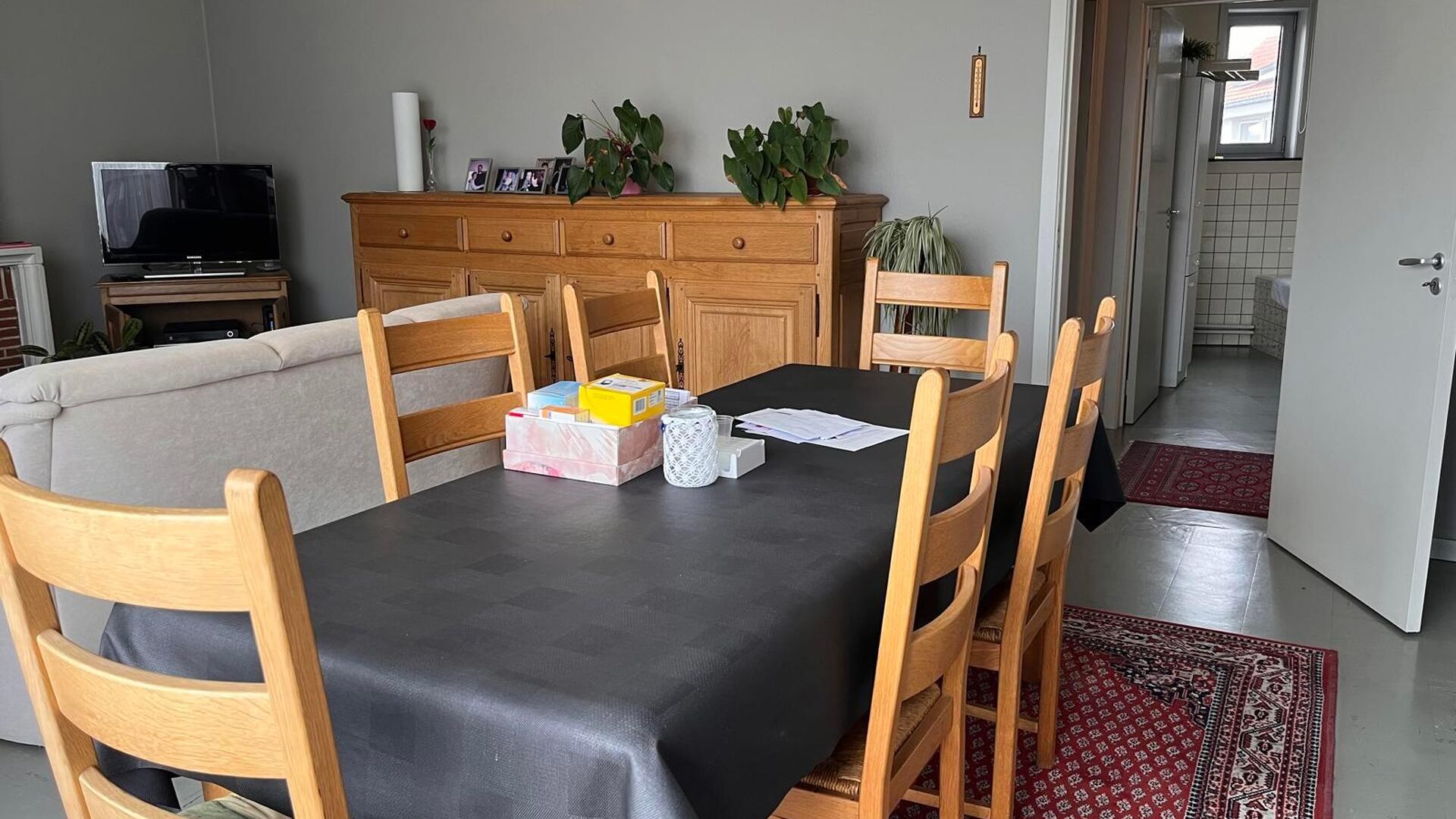 Cet appartement est situé Parkpoort, au troisième étage, ce qui vous donne une belle vue sur le Philipssite et la région environnante depuis le salon.  En plus de la salle de séjour lumineuse, il y a une cuisine installée avec une nouvelle cuisiniè