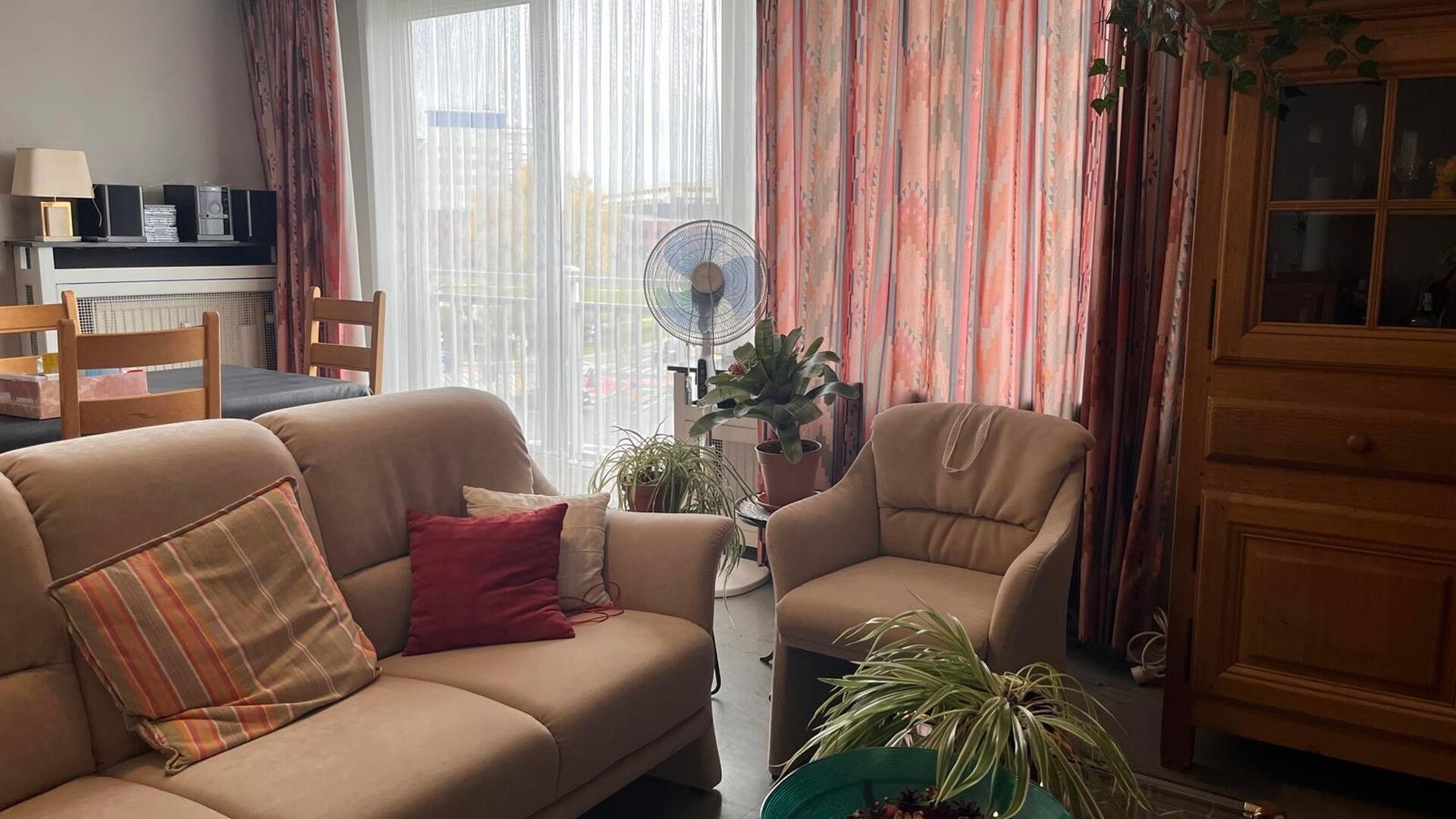 Cet appartement est situé Parkpoort, au troisième étage, ce qui vous donne une belle vue sur le Philipssite et la région environnante depuis le salon.  En plus de la salle de séjour lumineuse, il y a une cuisine installée avec une nouvelle cuisiniè