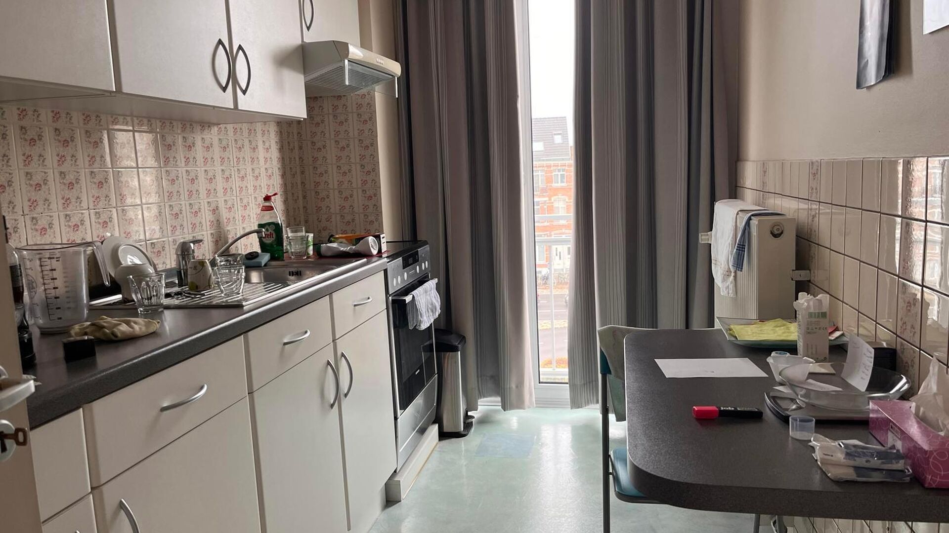 Cet appartement est situé Parkpoort, au troisième étage, ce qui vous donne une belle vue sur le Philipssite et la région environnante depuis le salon.  En plus de la salle de séjour lumineuse, il y a une cuisine installée avec une nouvelle cuisiniè